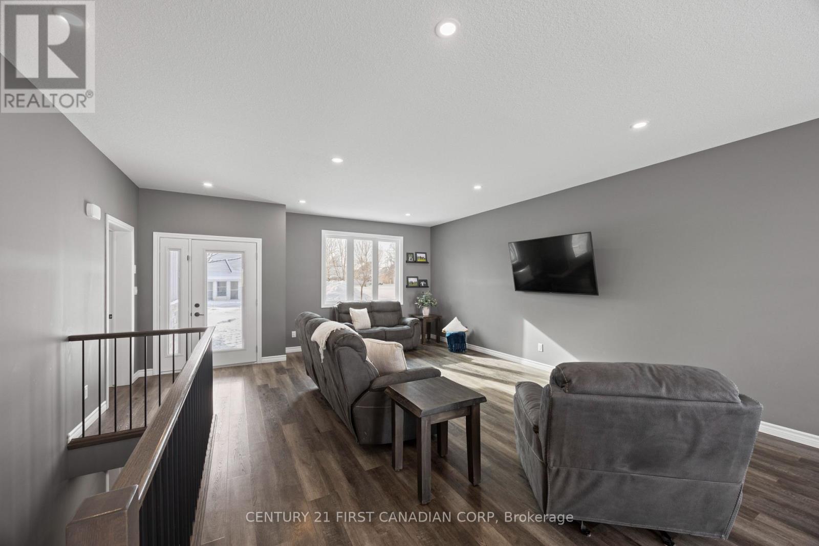 21 Middle Street, South Huron, Ontario  N0M 1M0 - Photo 10 - X12756942