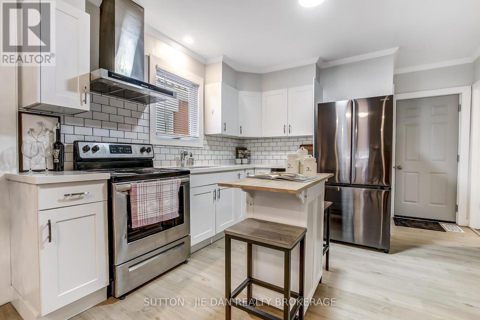 Photo 3 of 20 for 30 Hyla Street