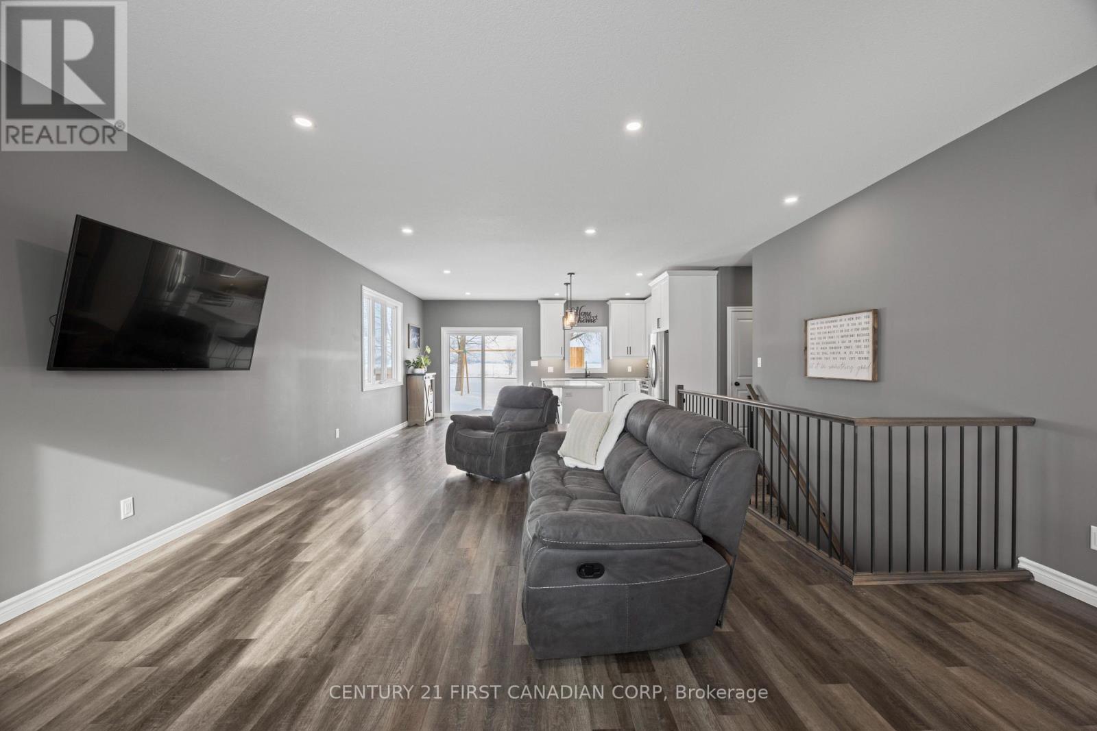 21 Middle Street, South Huron, Ontario  N0M 1M0 - Photo 8 - X12756942