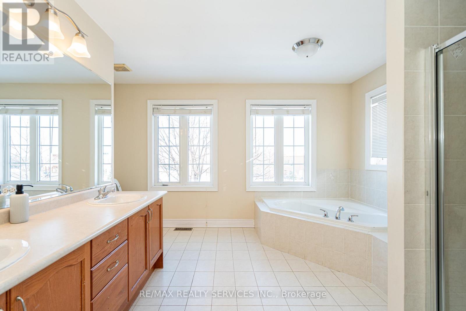 52 Mount Royal Circle, Brampton, Ontario  L6P 2K4 - Photo 25 - W12758842