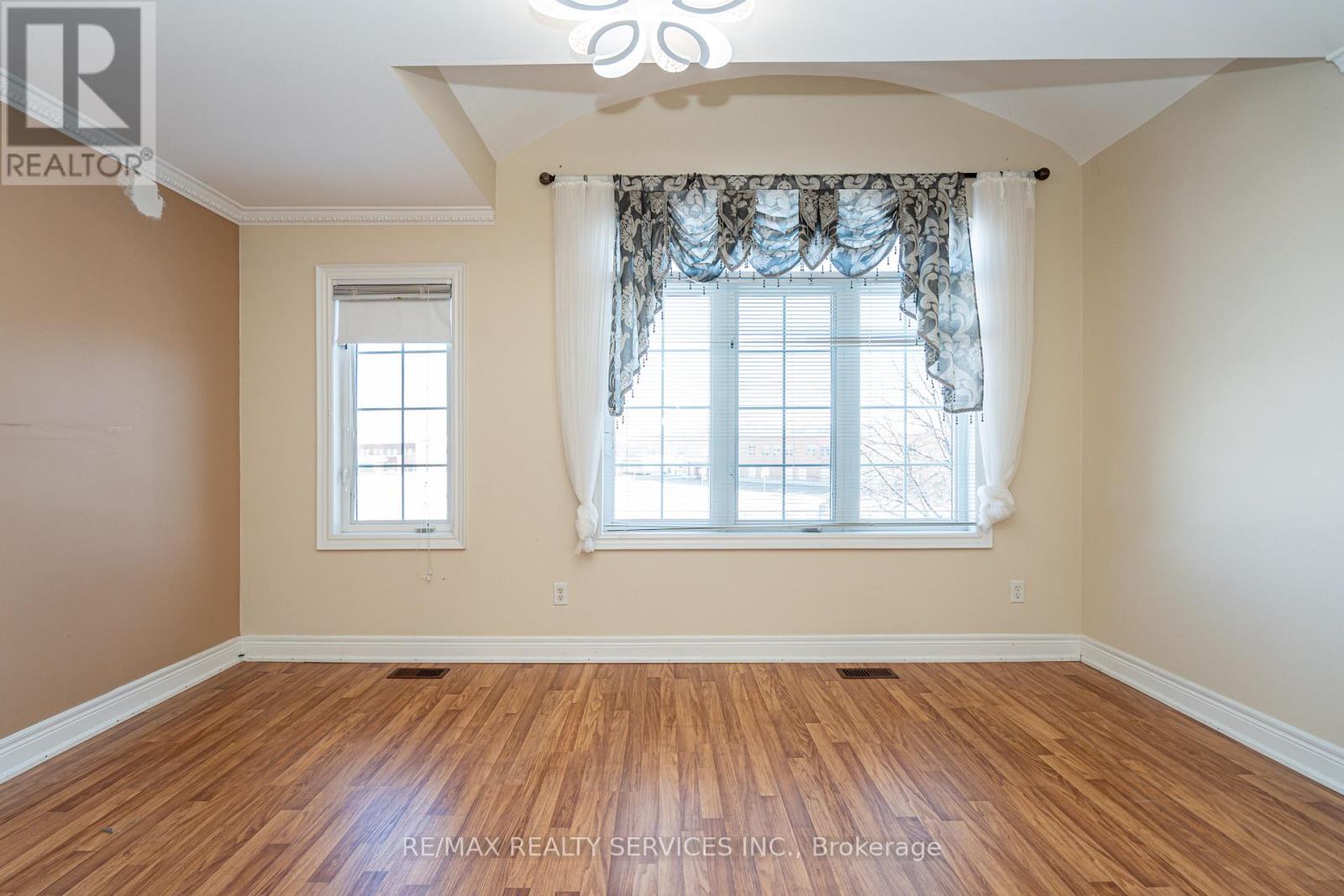 52 Mount Royal Circle, Brampton, Ontario  L6P 2K4 - Photo 30 - W12758842