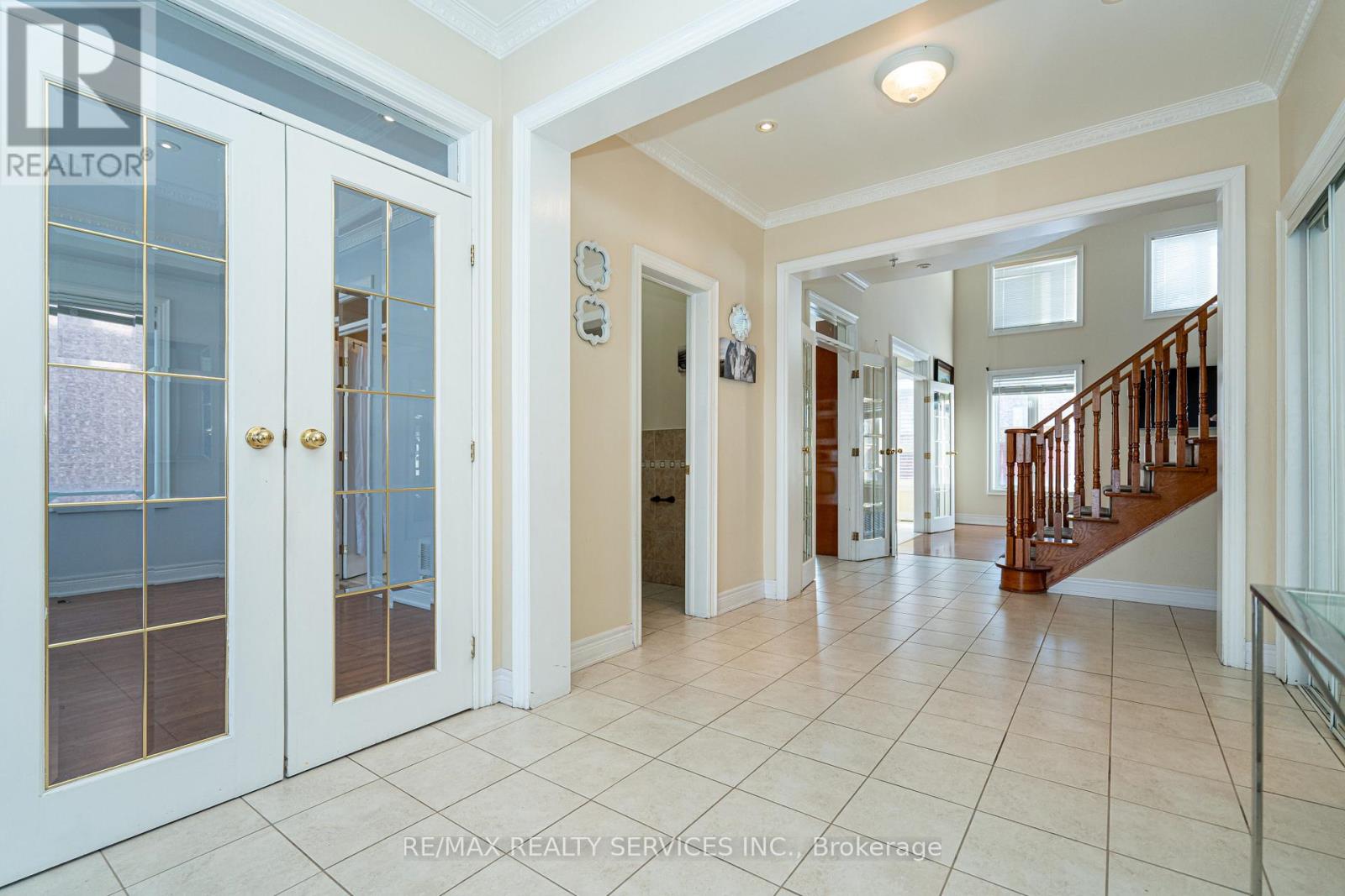 52 Mount Royal Circle, Brampton, Ontario  L6P 2K4 - Photo 8 - W12758842