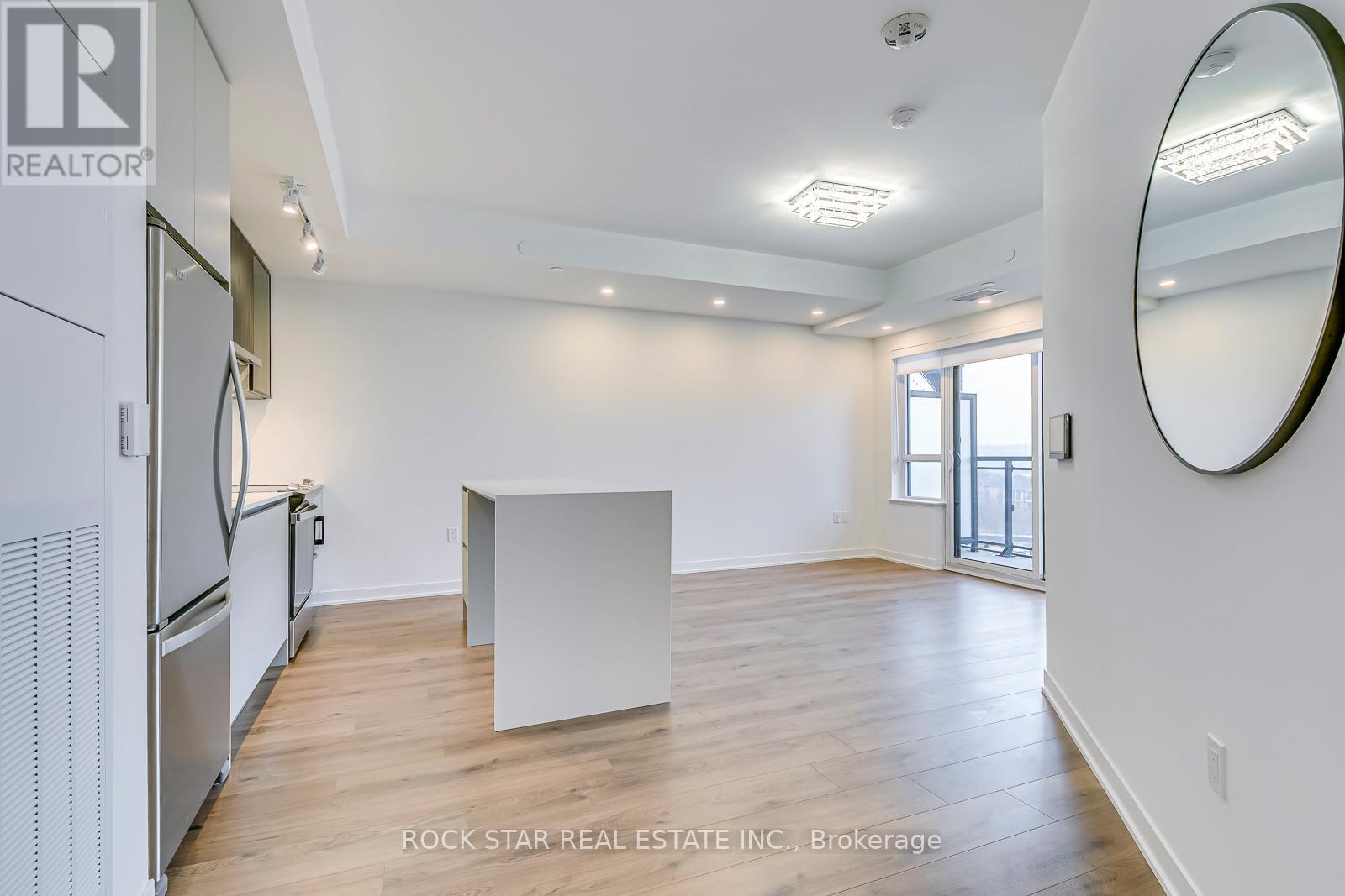 601 - 395 Dundas Street W, Oakville, Ontario  L6M 5R8 - Photo 2 - W12758844