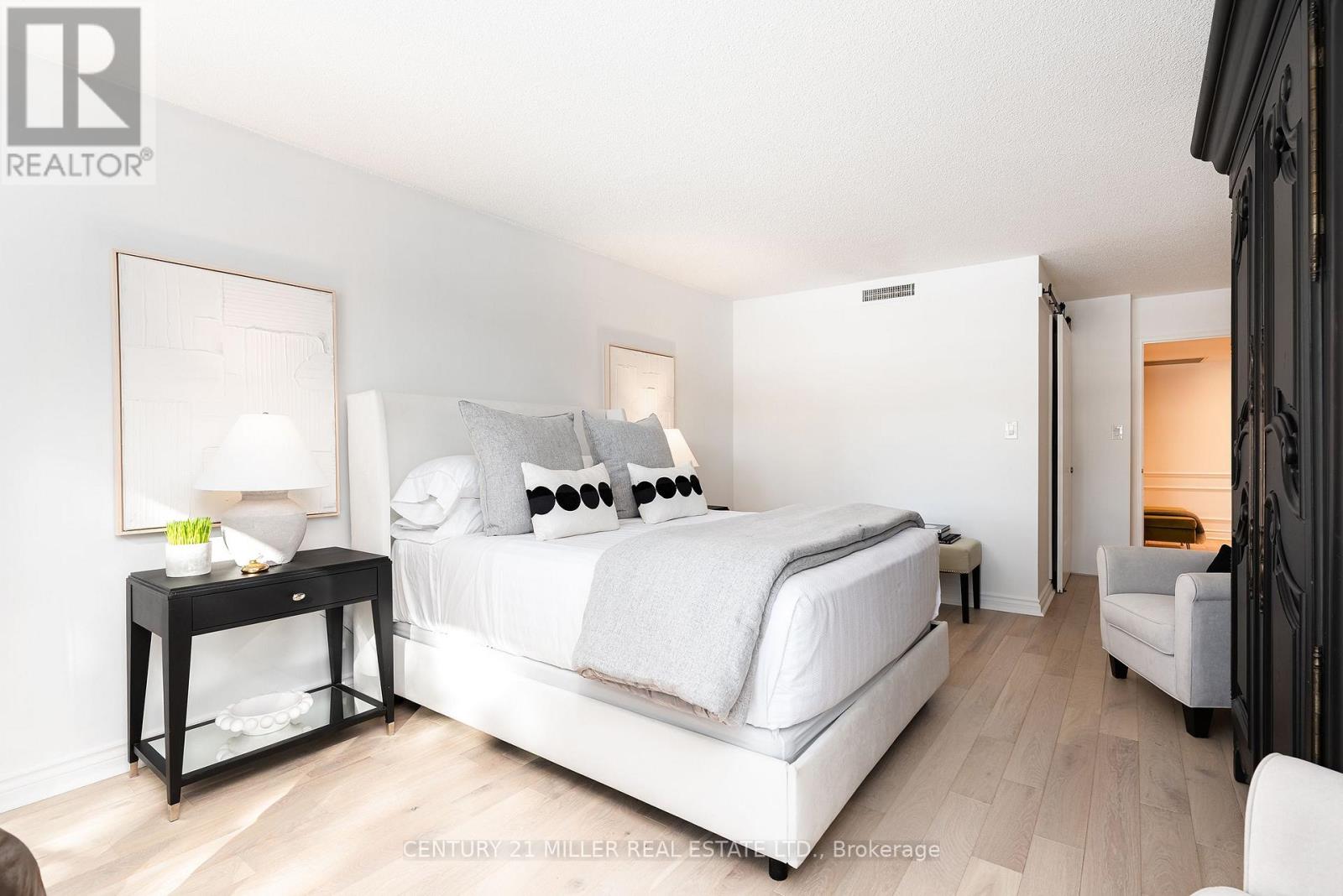 201 - 100 Lakeshore Road E, Oakville, Ontario  L6J 6M9 - Photo 17 - W12758850