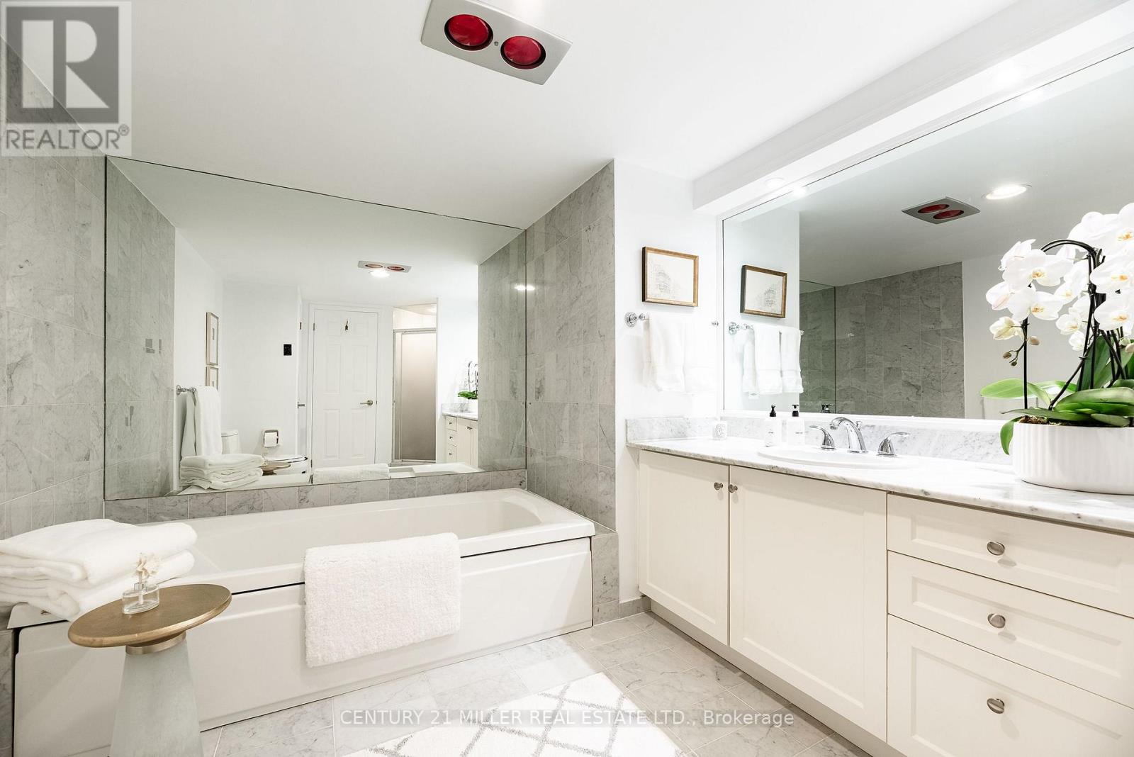 201 - 100 Lakeshore Road E, Oakville, Ontario  L6J 6M9 - Photo 18 - W12758850