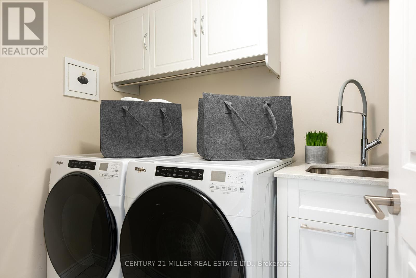 201 - 100 Lakeshore Road E, Oakville, Ontario  L6J 6M9 - Photo 21 - W12758850