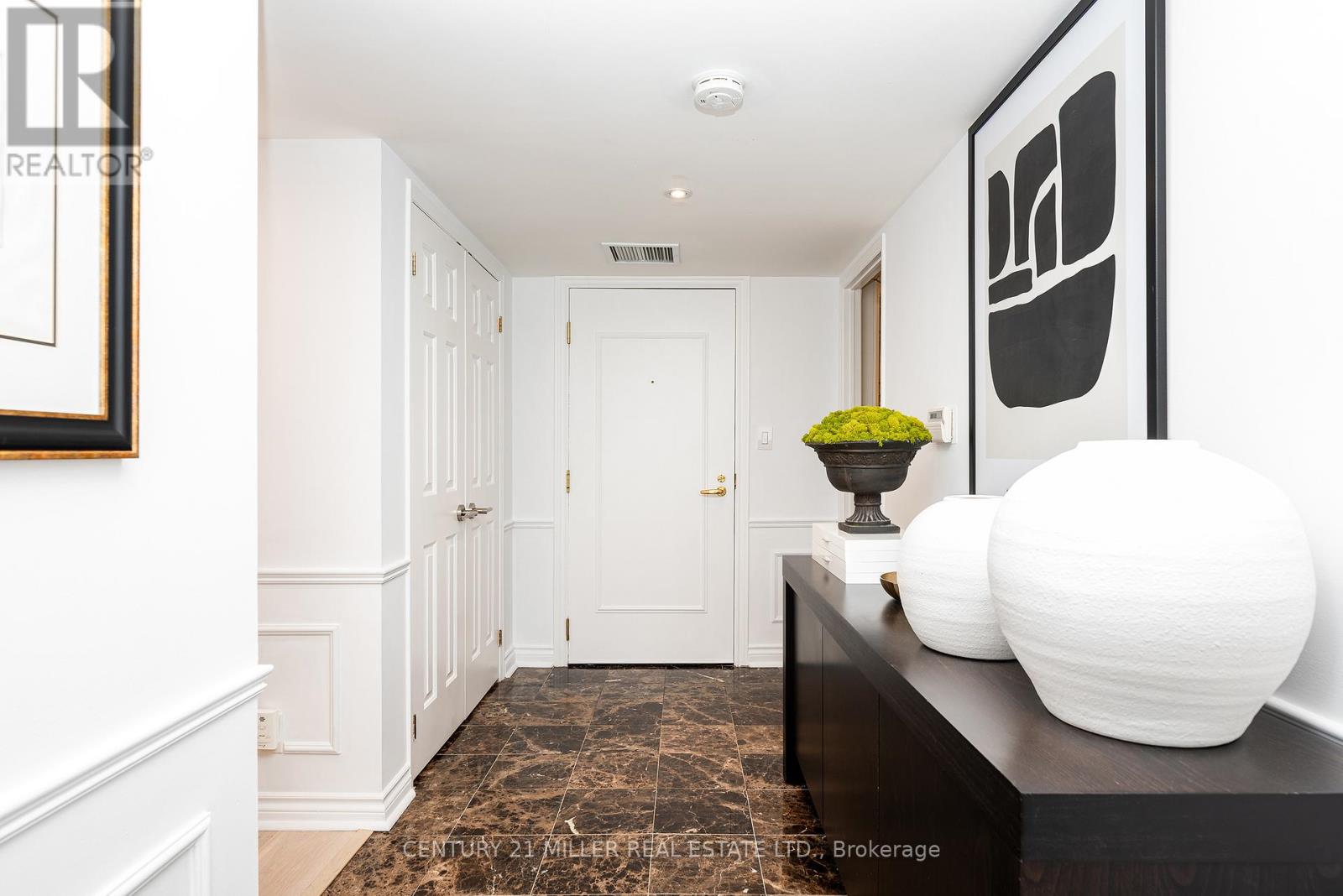 201 - 100 Lakeshore Road E, Oakville, Ontario  L6J 6M9 - Photo 3 - W12758850