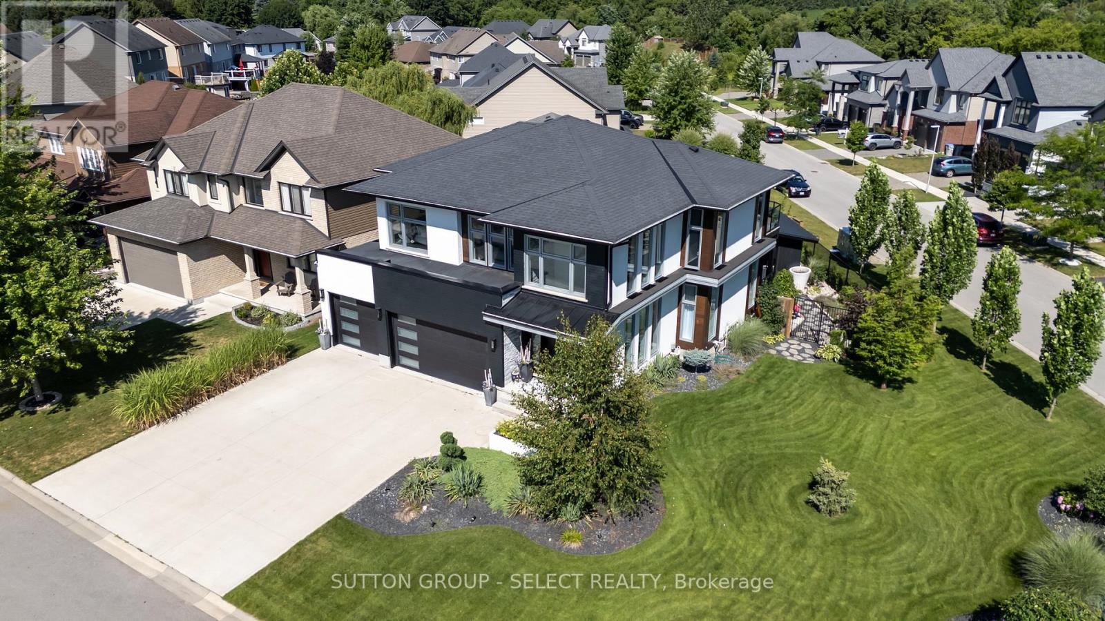 Photo 2 of 49 for 7 Valleyview Crescent