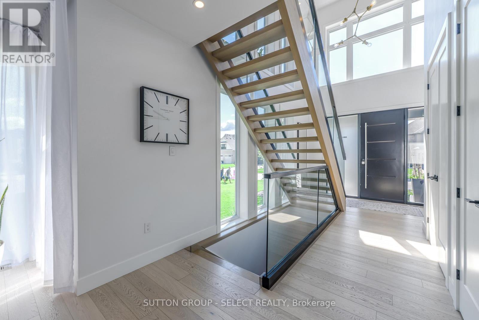 Photo 6 of 49 for 7 Valleyview Crescent