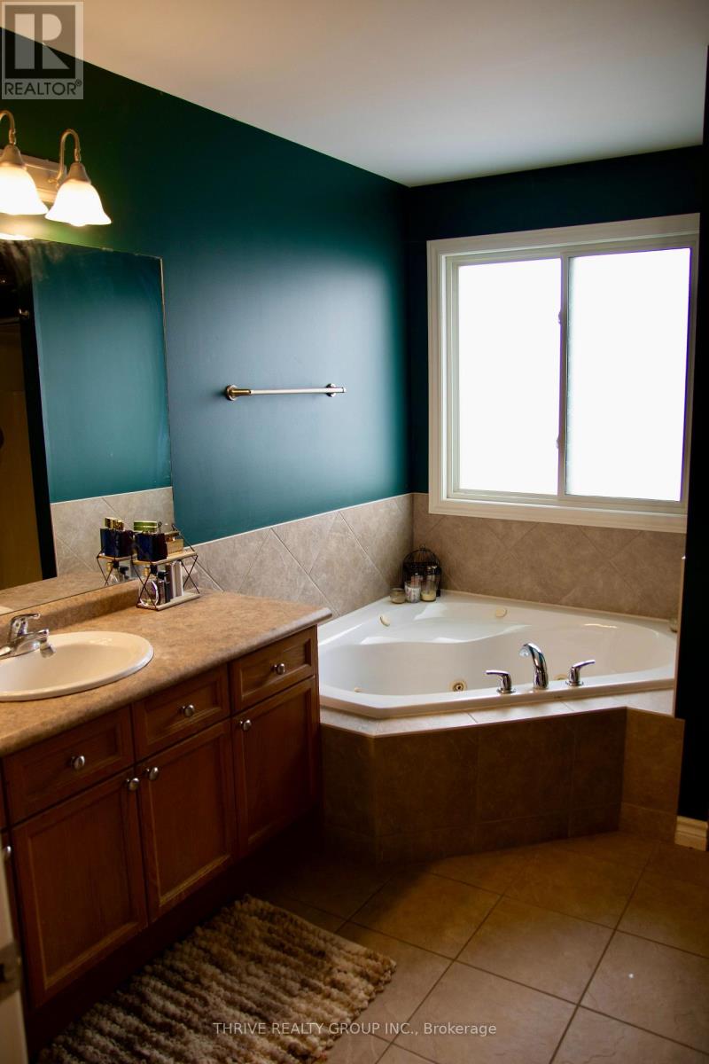 803 Wild Rose Lane, London North (North M), Ontario  N6H 5X4 - Photo 8 - X12758616