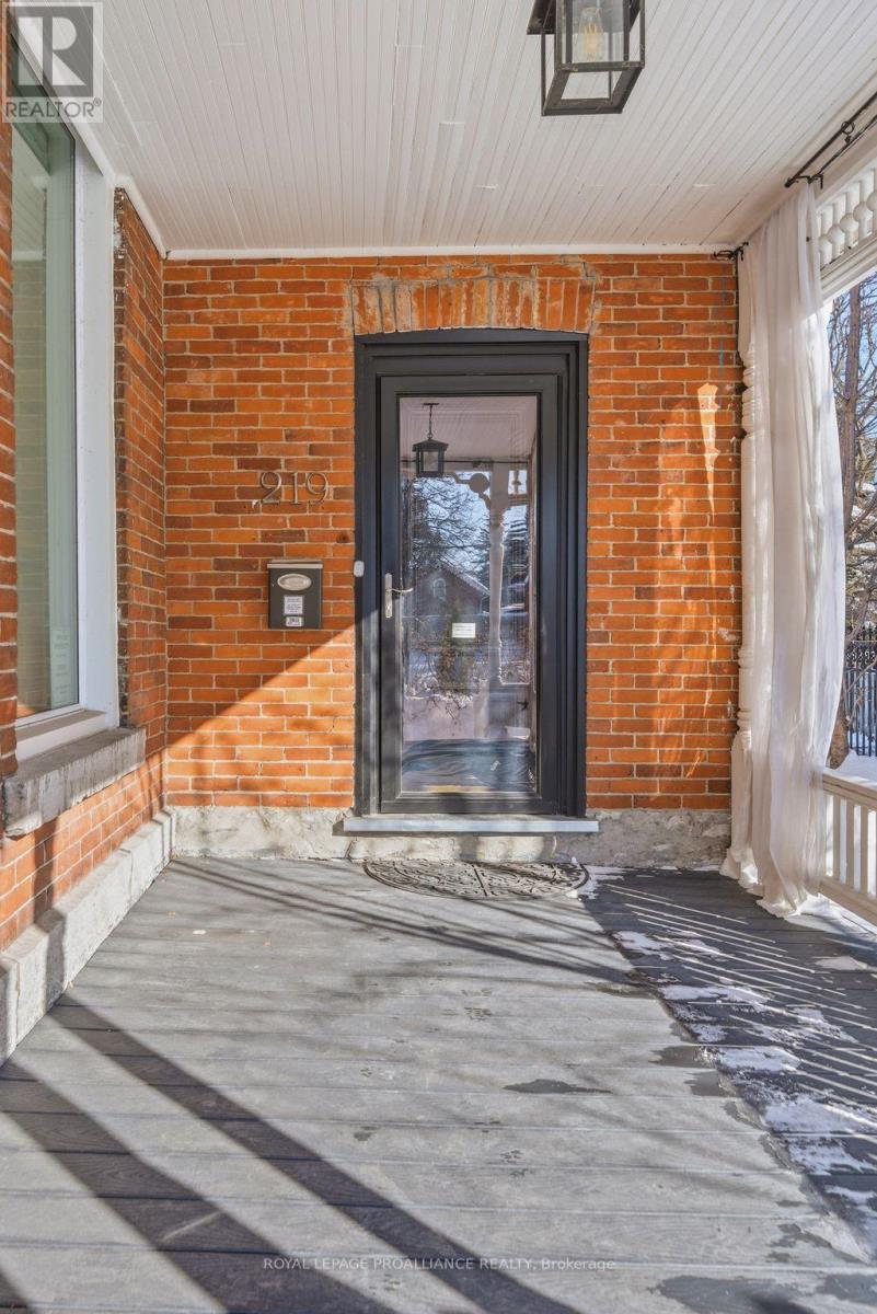 219 Charles Street, Belleville (Belleville Ward), Ontario  K8N 3M3 - Photo 4 - X12757704