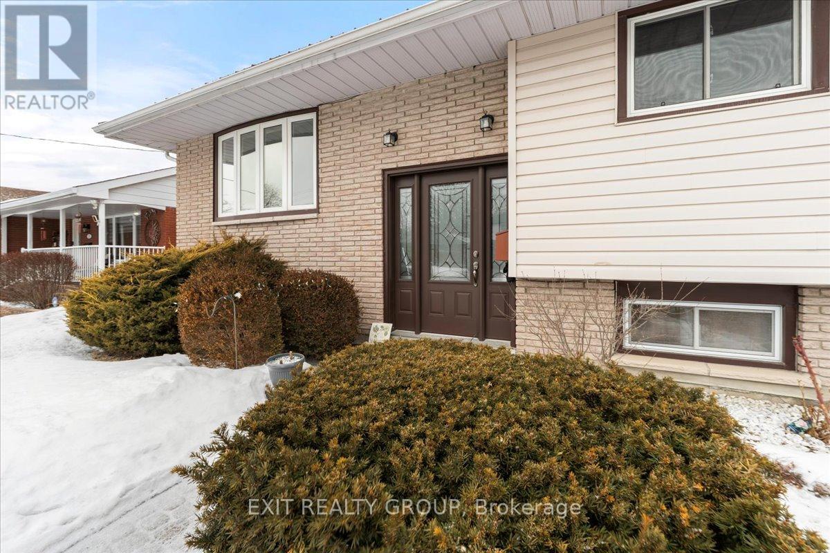 12 Chown Crescent, Belleville (Thurlow Ward), Ontario  K8P 4P9 - Photo 2 - X12758218