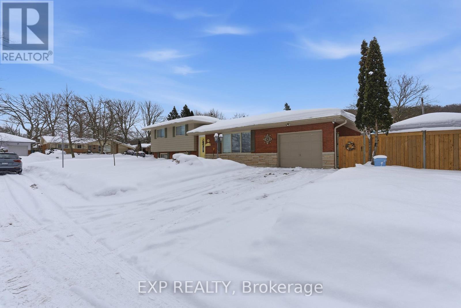 18 Queens Court, St. Catharines, Ontario  L2T 2A9 - Photo 2 - X12758816