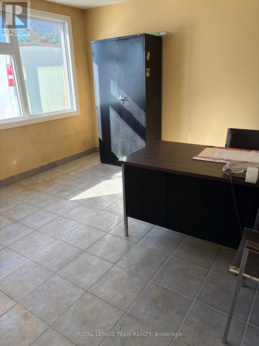 11 - 174 Colonnade Road, Ottawa, Ontario  K2E 7J5 - Photo 2 - X12758876