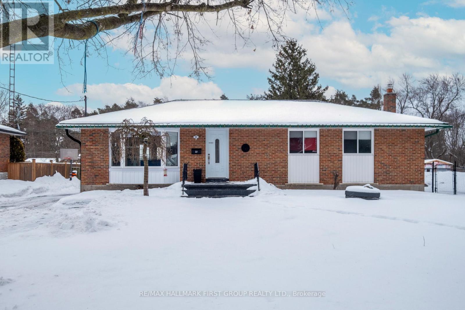 23 Eastwood Avenue, Oshawa, Ontario  L1G 3Y5 - Photo 2 - E12759180