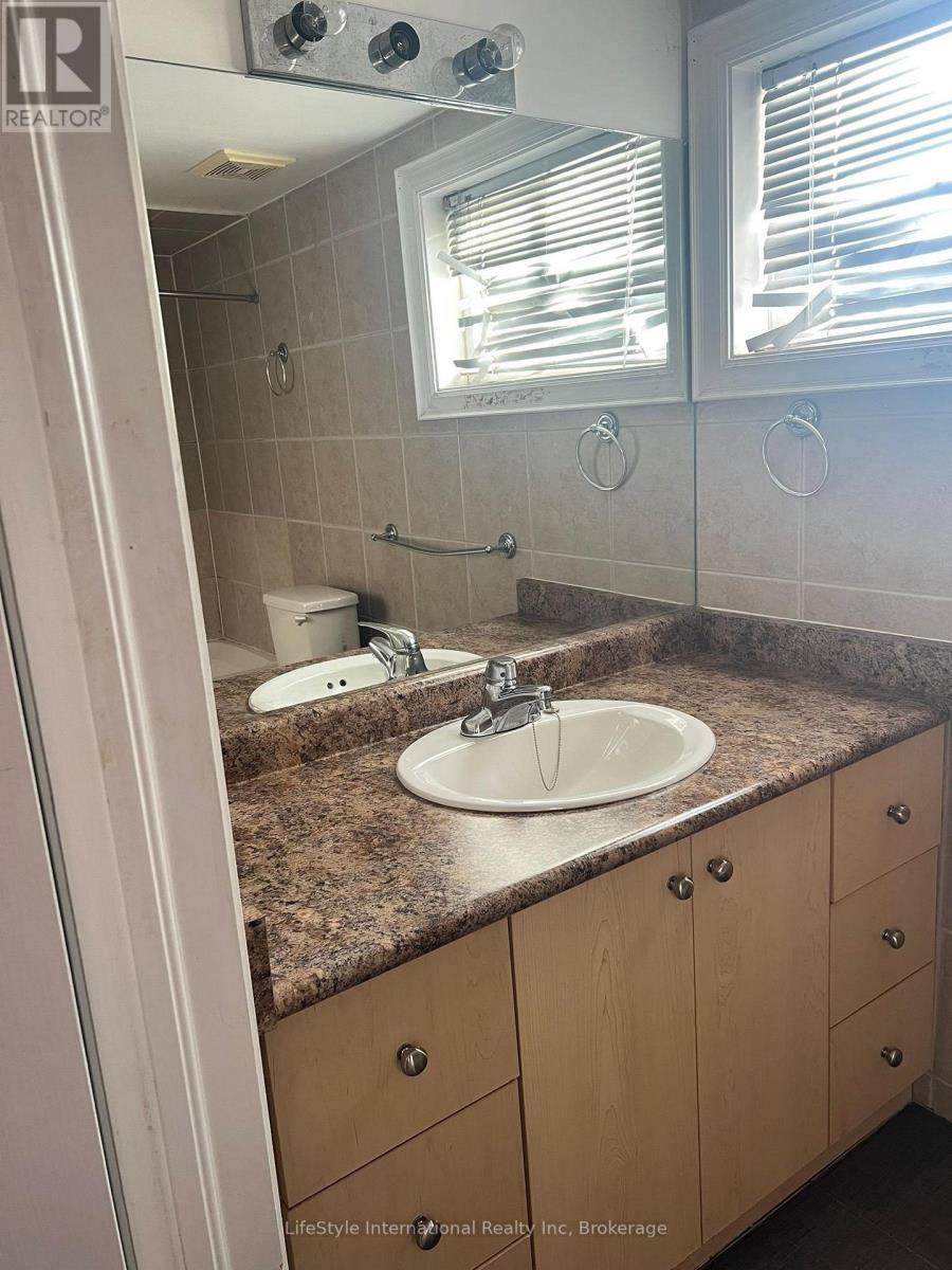 Lower - 280 Cornelius Parkway, Toronto (Downsview-Roding-Cfb), Ontario  M3K 1T8 - Photo 2 - W12758906