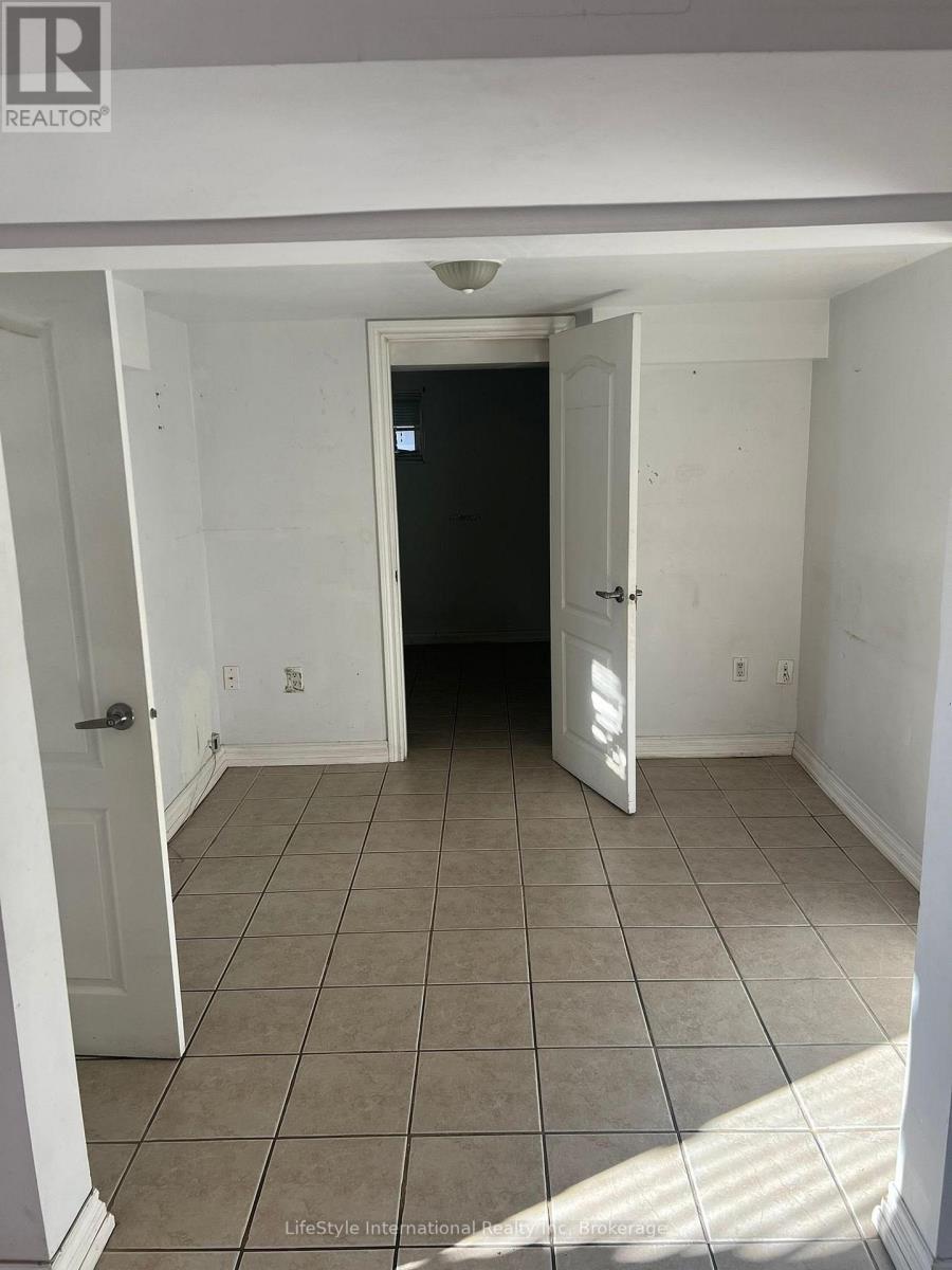 Lower - 280 Cornelius Parkway, Toronto (Downsview-Roding-Cfb), Ontario  M3K 1T8 - Photo 7 - W12758906