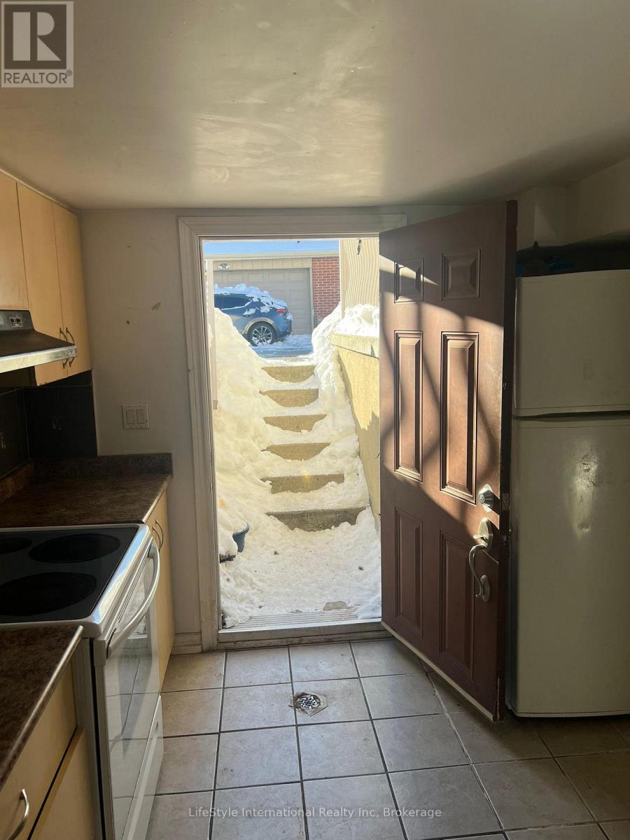 LOWER - 280 CORNELIUS PARKWAY, toronto (downsview-roding-cfb), Ontario