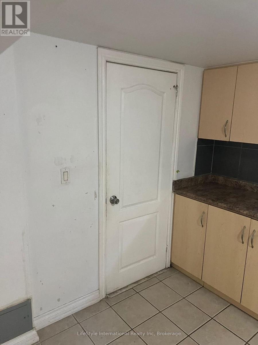 Lower - 280 Cornelius Parkway, Toronto (Downsview-Roding-Cfb), Ontario  M3K 1T8 - Photo 6 - W12758906