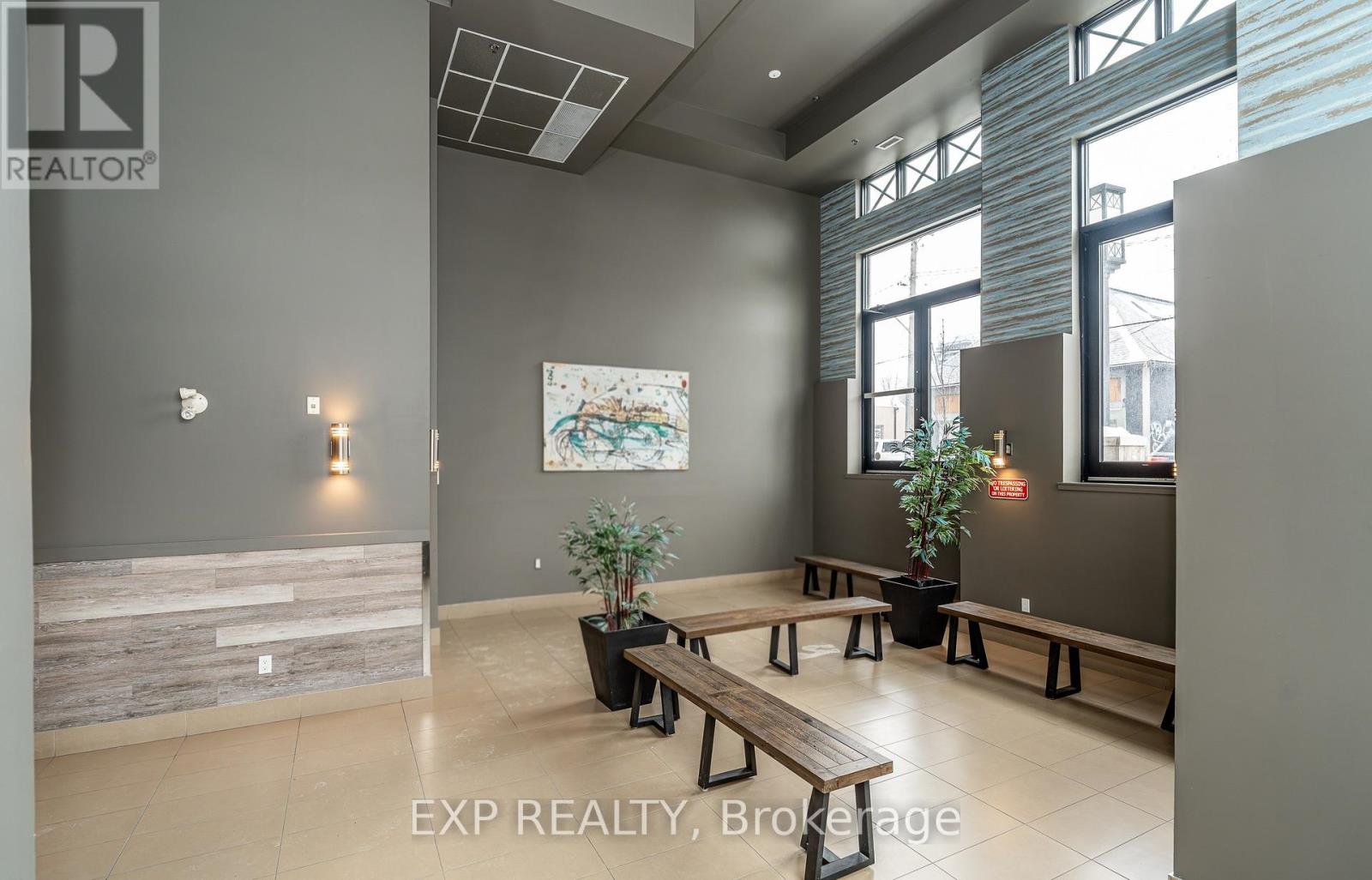 104 - 429 Kent Street W, Ottawa, Ontario  K2P 1B5 - Photo 2 - X12751746