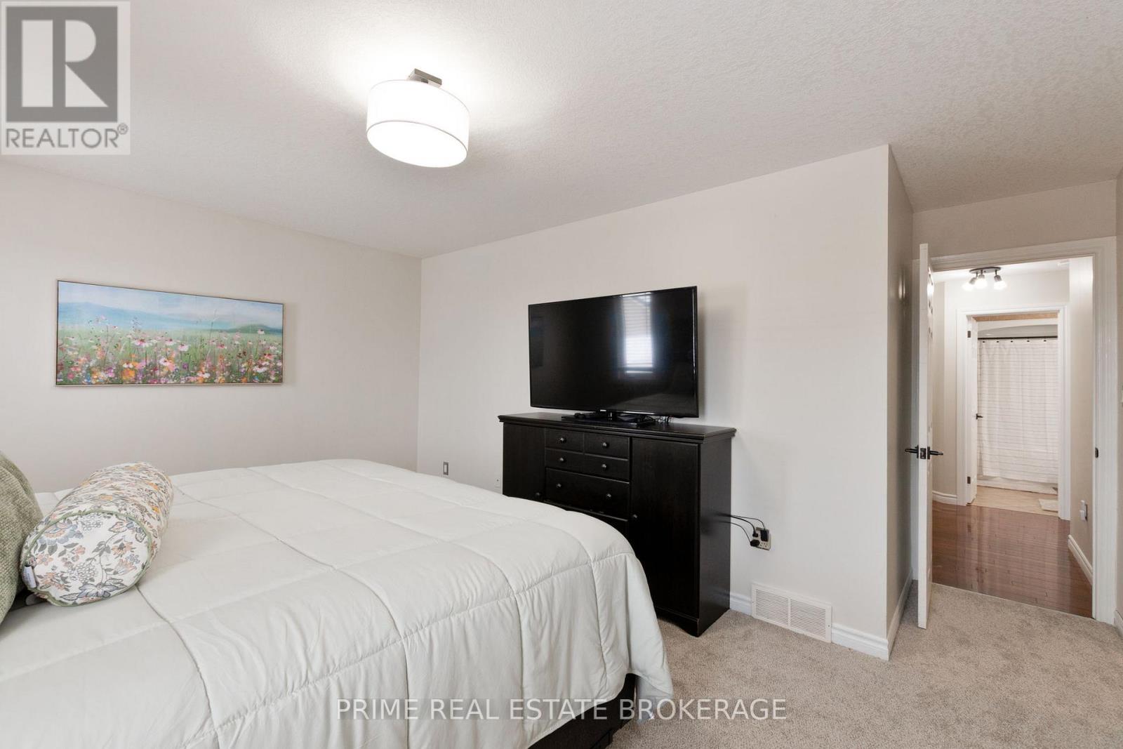 Photo 20 of 48 for 18 Watson Crescent