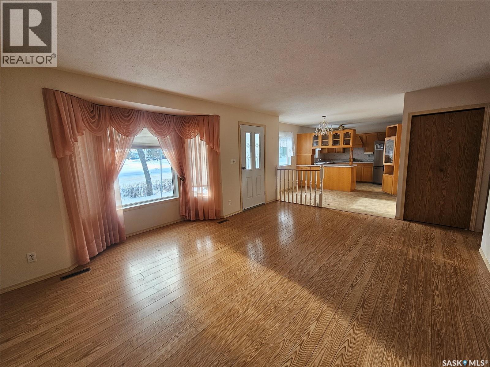 411 3rd Avenue W, Meadow Lake, Saskatchewan  S9X 1B8 - Photo 3 - SK013134