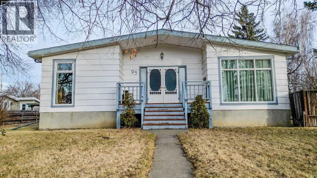 95 N 250 W, Raymond, Alberta  T0K 2S0 - Photo 2 - A2282993