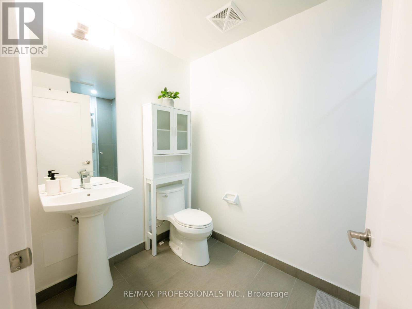 2902 - 70 Princess Street, Toronto, Ontario  M5A 0X6 - Photo 4 - C12759210