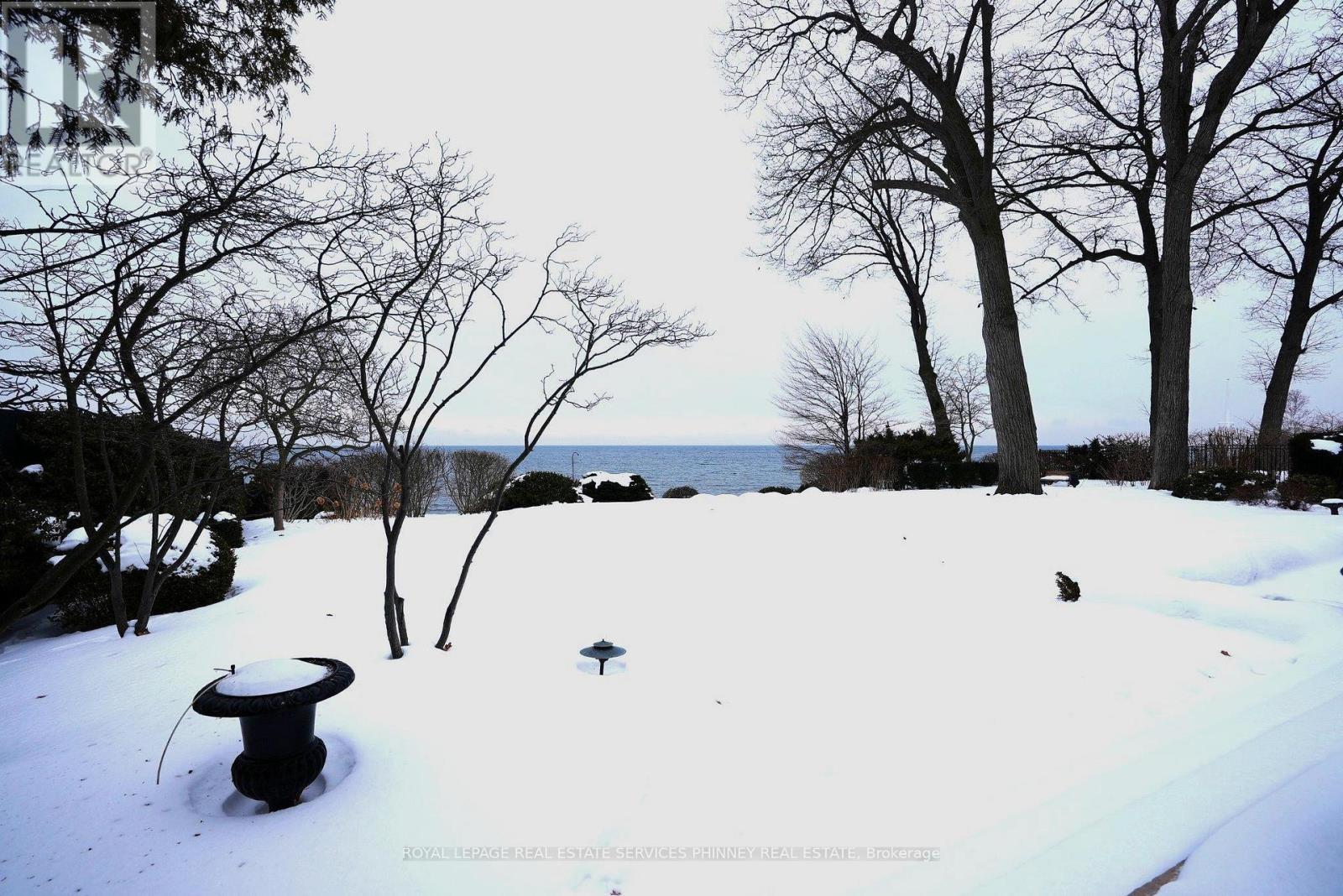 6 Ennisclare Drive W, Oakville, Ontario  L6J 4N2 - Photo 3 - W12300774