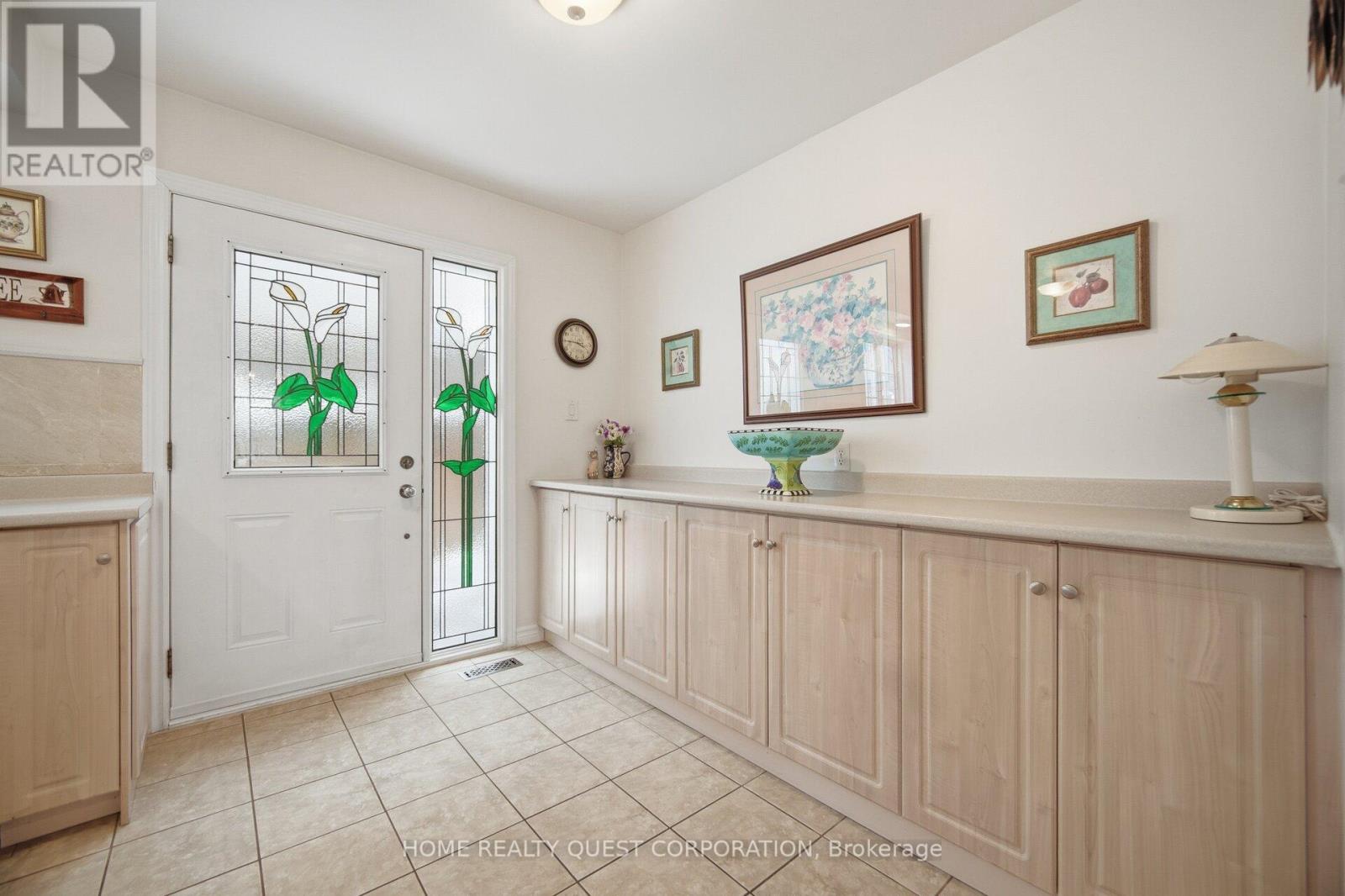 6330 Lorca Crescent, Mississauga (Meadowvale), Ontario  L5N 2J4 - Photo 9 - W12752554