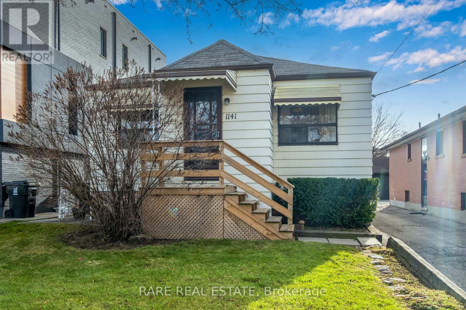 1141 Glengrove Avenue, Toronto (Yorkdale-Glen Park), Ontario  M6B 2K5 - Photo 4 - W12753452