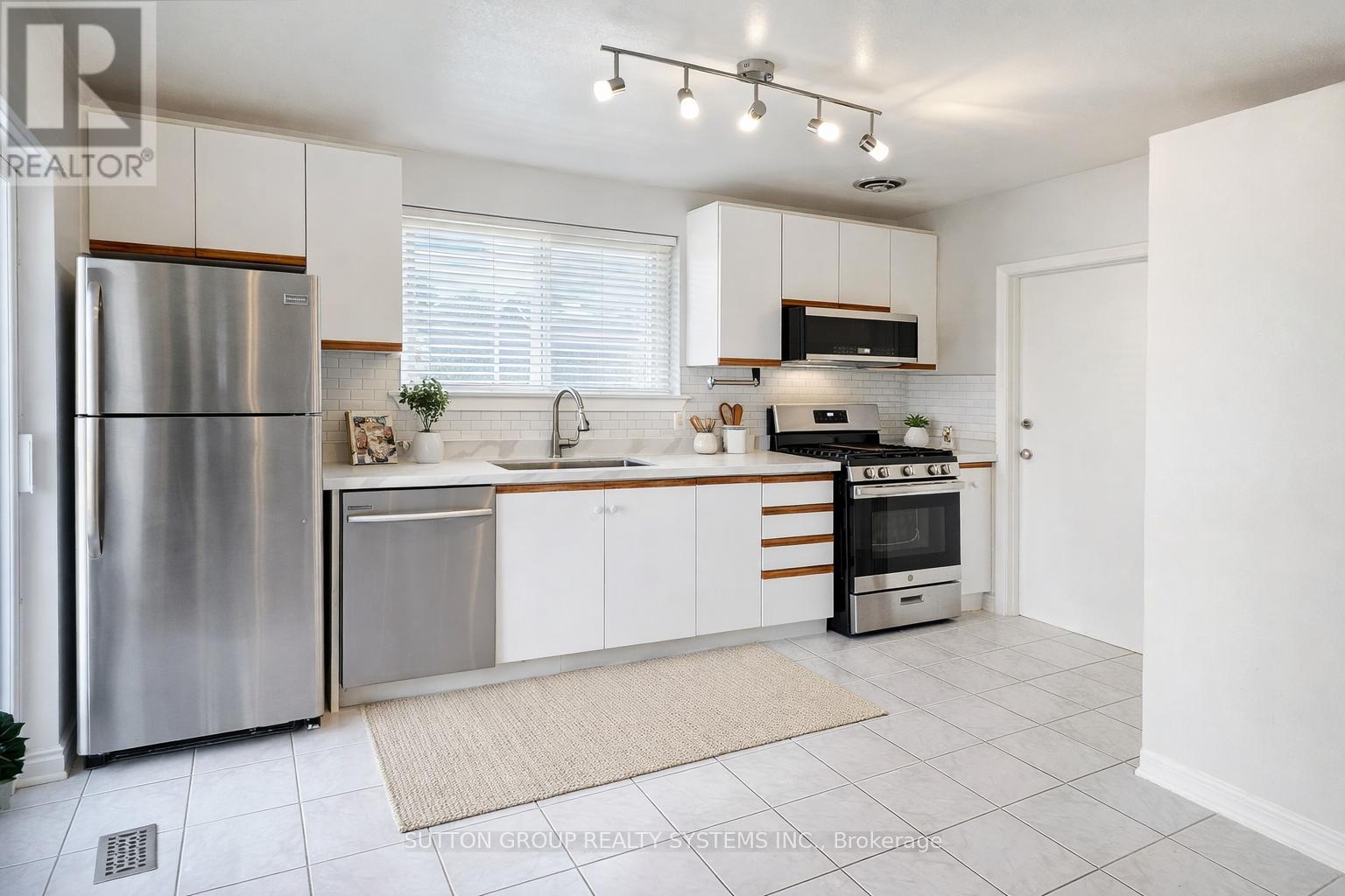 205 Elm Avenue, Milton, Ontario  L9T 2S7 - Photo 4 - W12754768