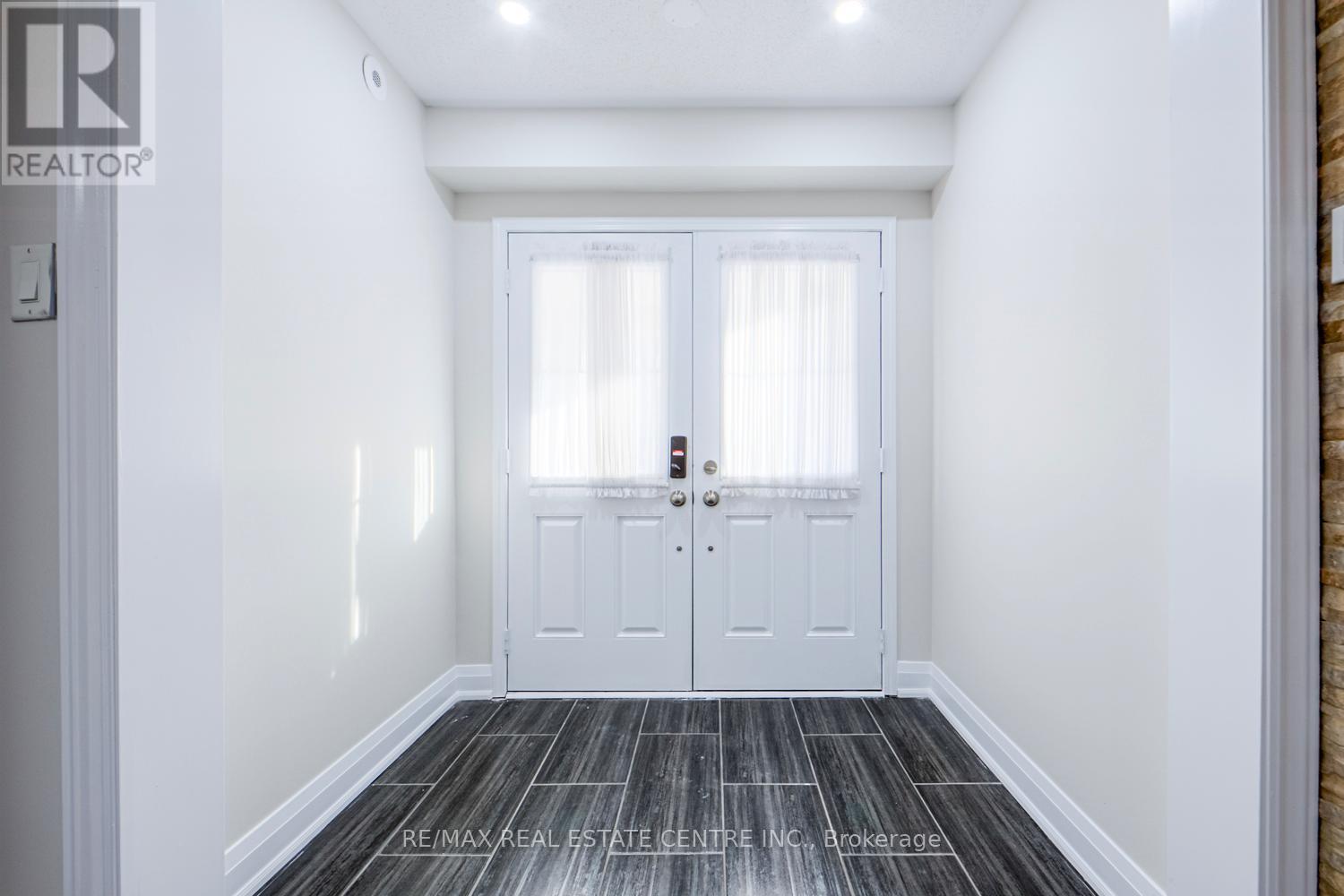 299 Dymott Avenue, Milton (Ha Harrison), Ontario  L9T 0Z5 - Photo 4 - W12755320