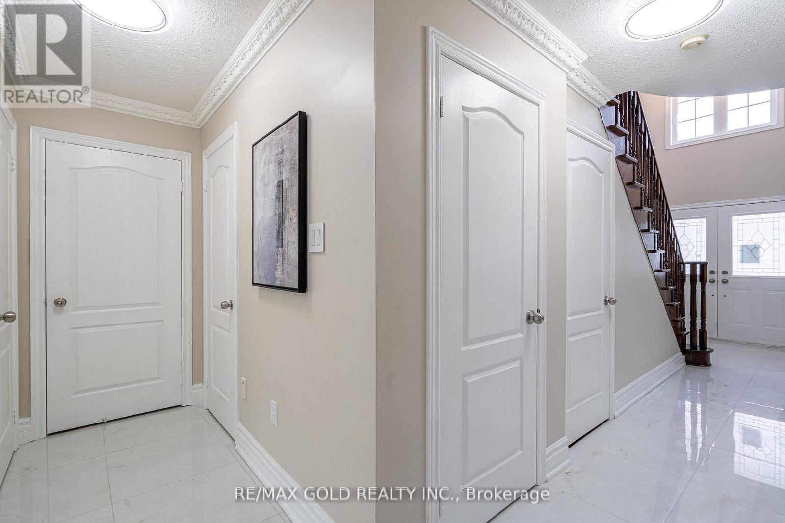 10 Leopard Gate, Brampton, Ontario  L6R 2E5 - Photo 7 - W12755756