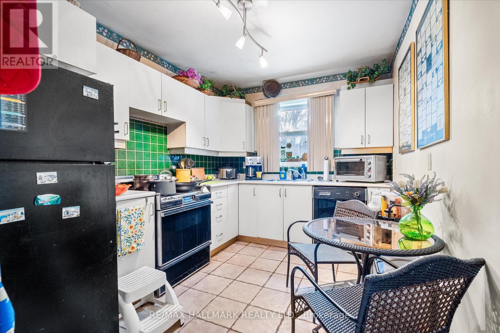 94 Ballacaine Drive, Toronto, Ontario  M8Y 4B8 - Photo 16 - W12759040