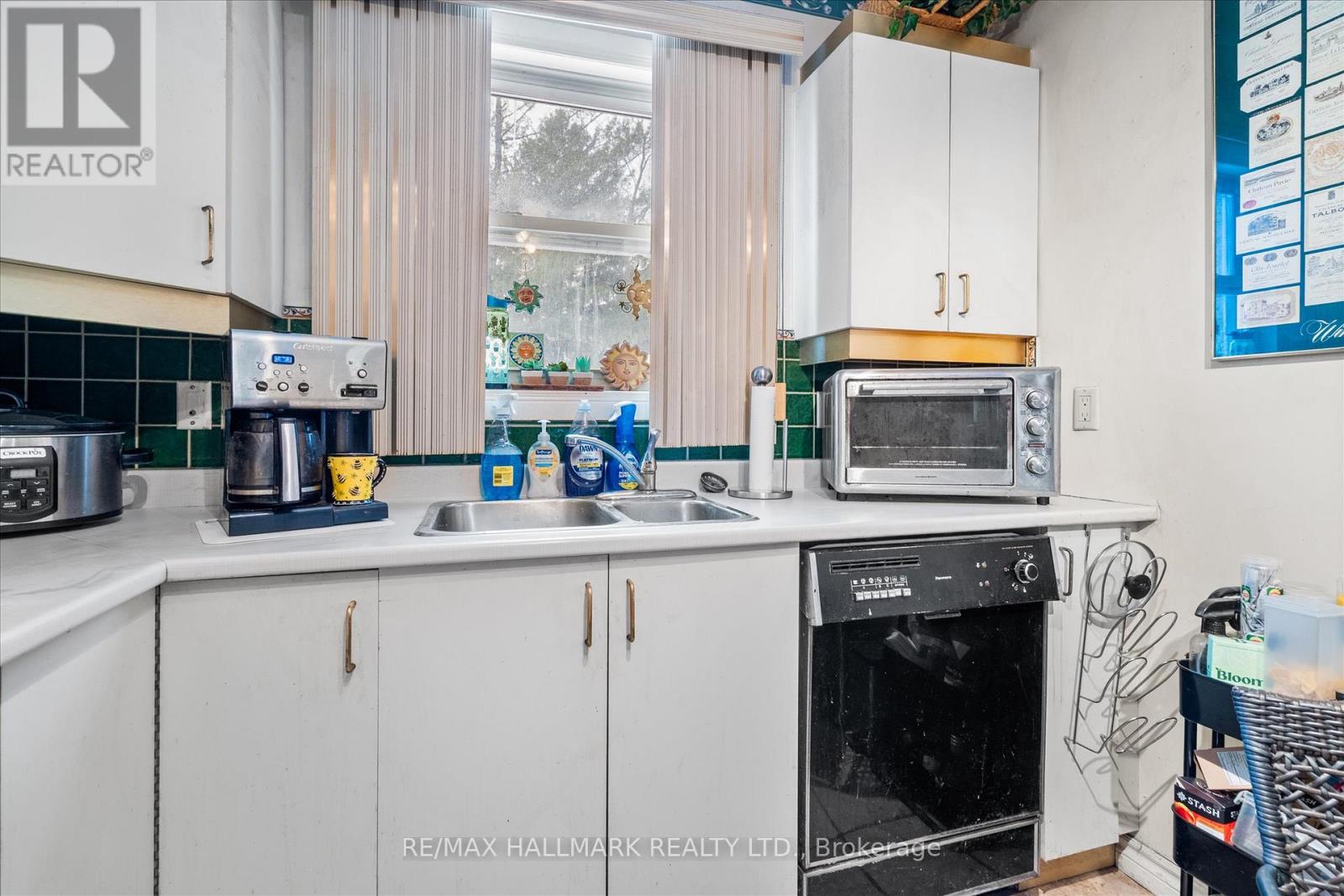 94 Ballacaine Drive, Toronto, Ontario  M8Y 4B8 - Photo 18 - W12759040