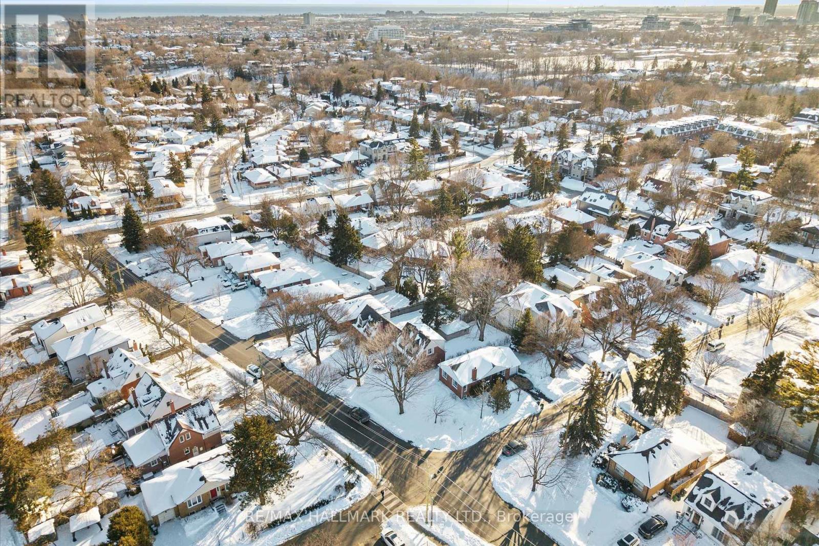 94 Ballacaine Drive, Toronto, Ontario  M8Y 4B8 - Photo 34 - W12759040