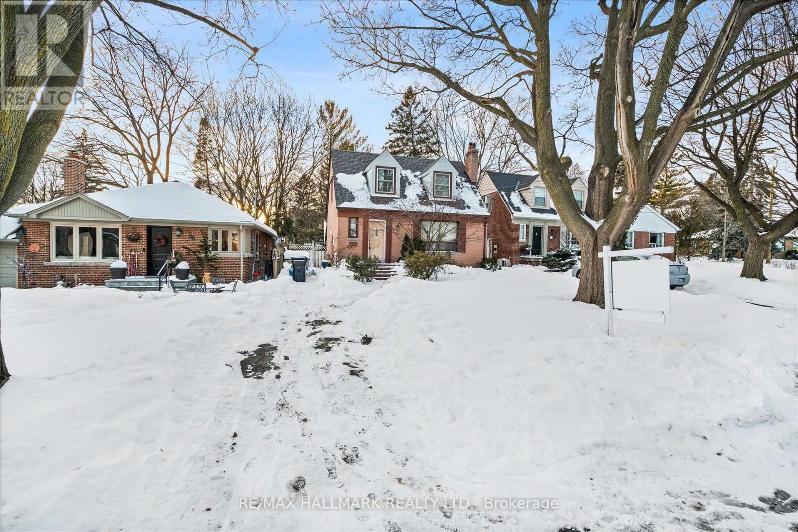 94 Ballacaine Drive, Toronto, Ontario  M8Y 4B8 - Photo 5 - W12759040