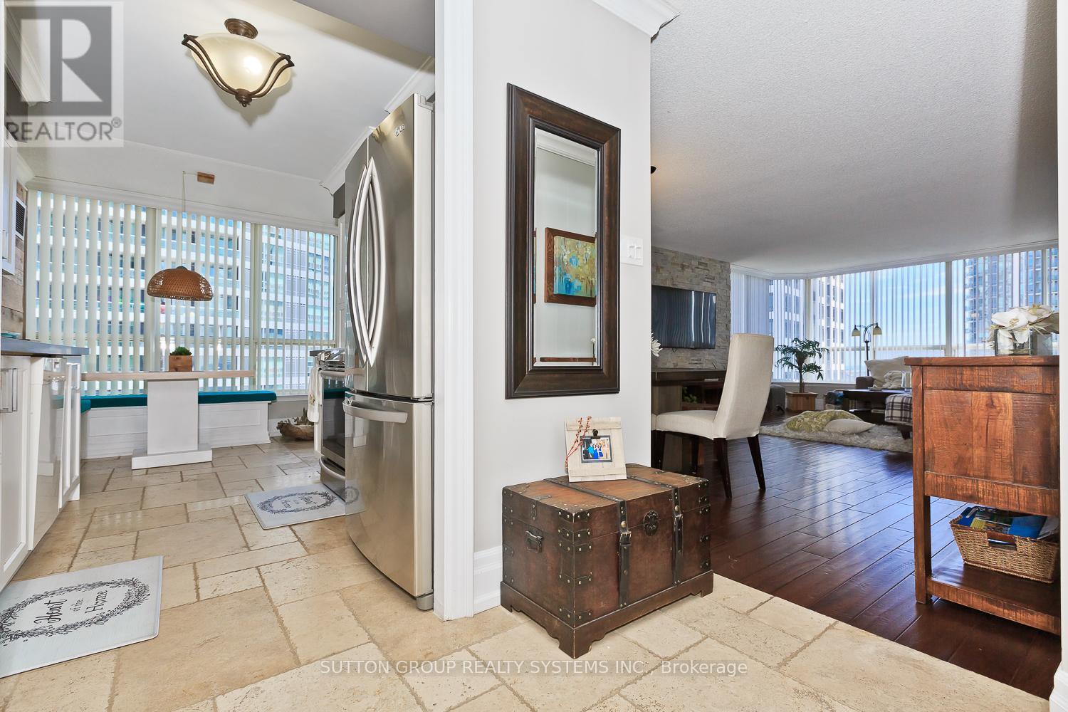 1611 - 55 Elm Drive W, Mississauga, Ontario  L5B 3Z3 - Photo 4 - W12759058