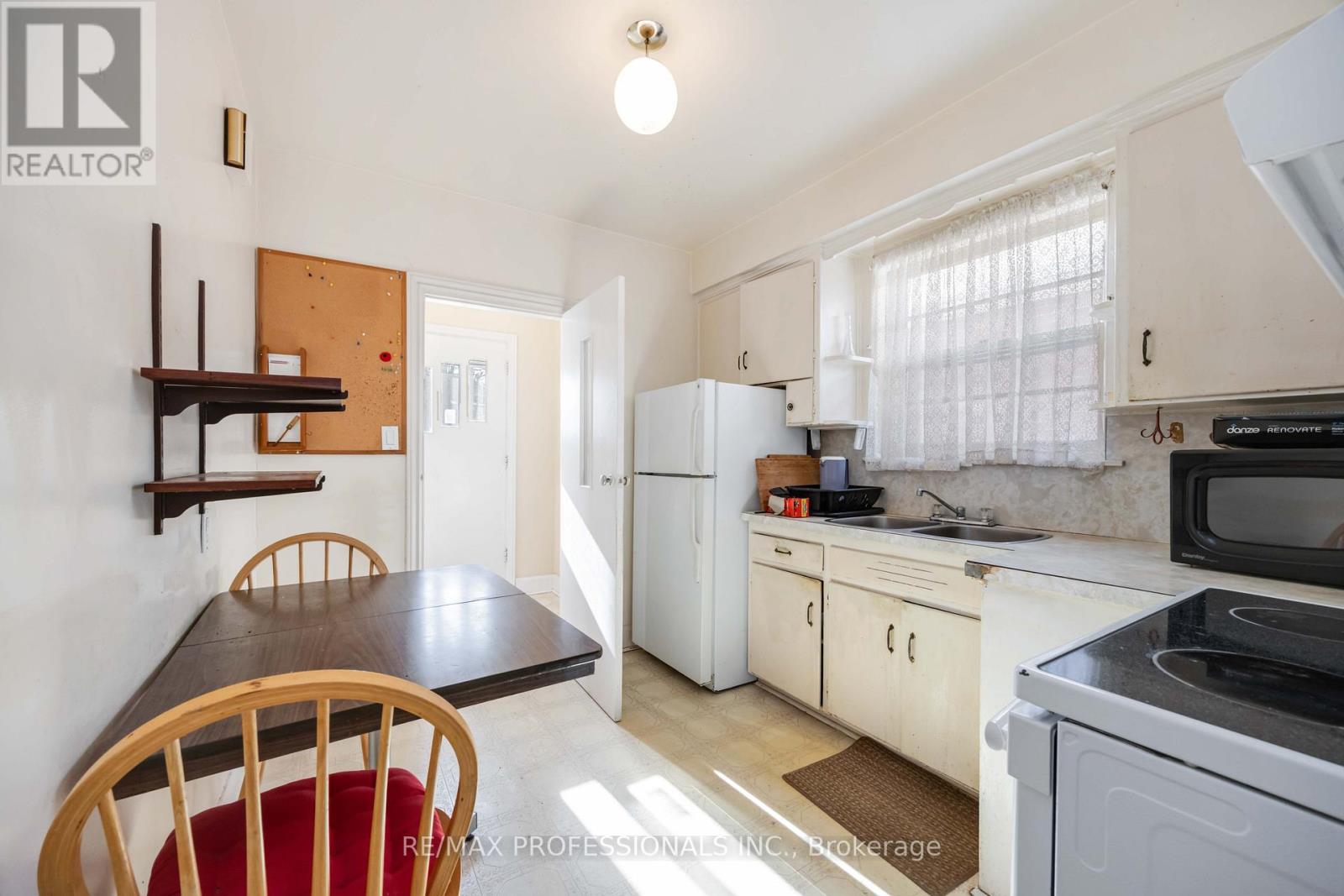 50 Old Oak Road, Toronto, Ontario  M9A 2V8 - Photo 8 - W12758004