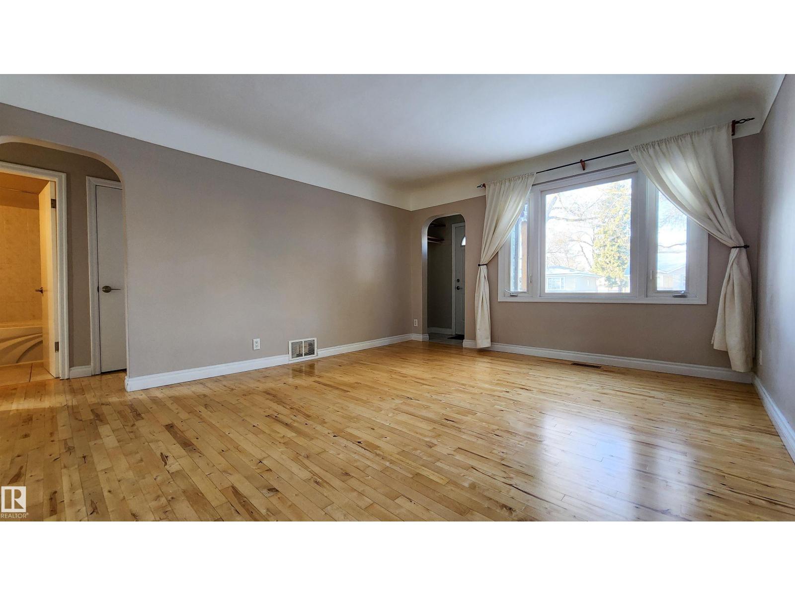 9239 92 St Nw, Edmonton, Alberta  T6C 3R4 - Photo 12 - E4466236