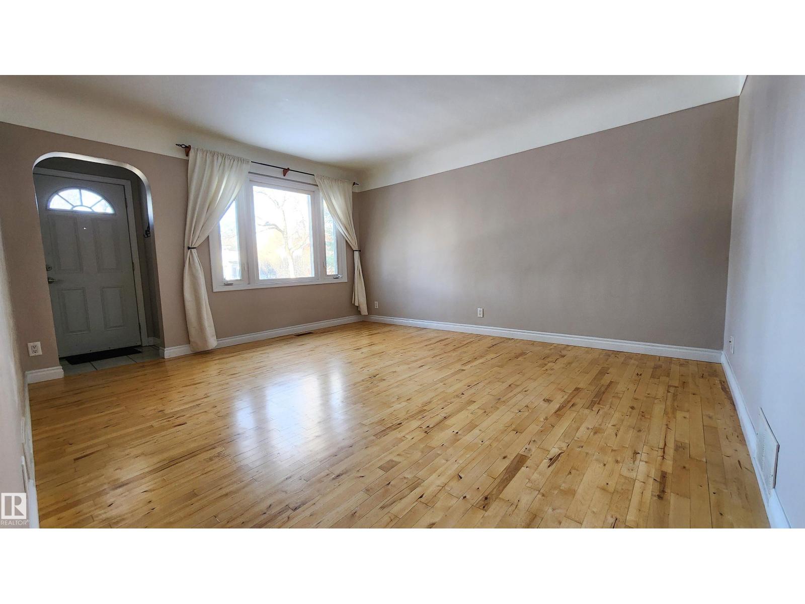 9239 92 St Nw, Edmonton, Alberta  T6C 3R4 - Photo 11 - E4466236