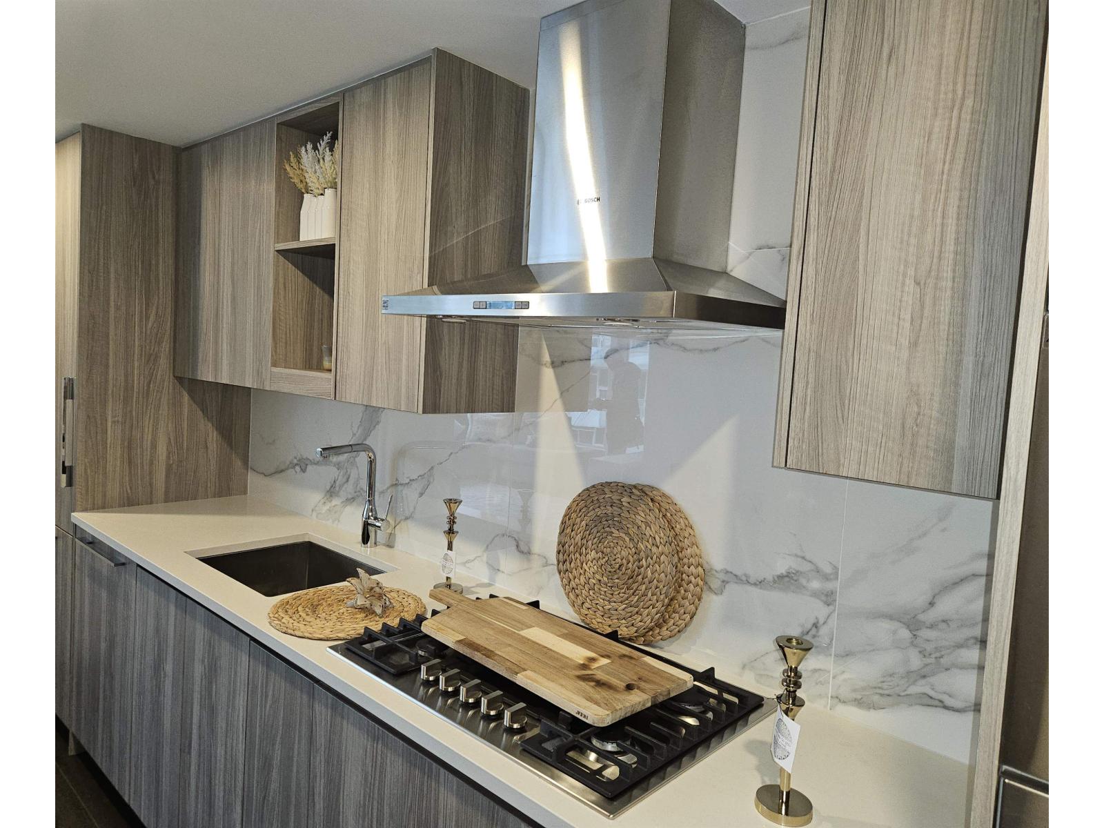 802 13768 100 Avenue, Surrey, British Columbia  V3T 0V2 - Photo 2 - R3086721