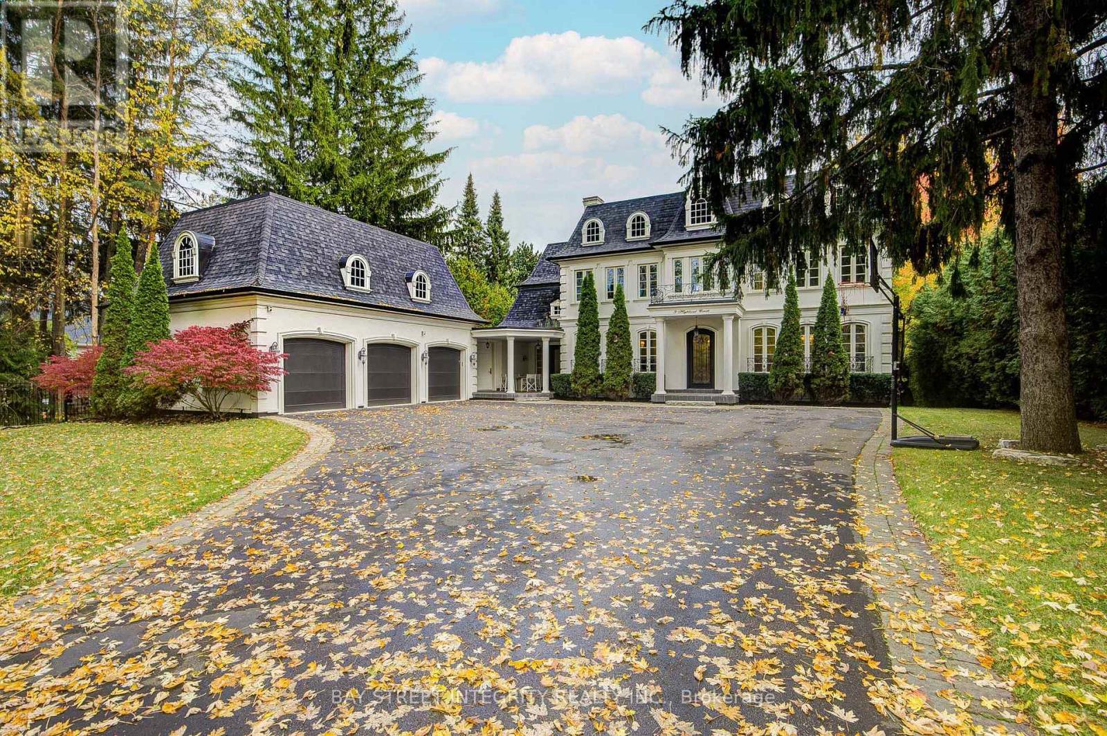 9 HIGHLAND COURT, Aurora, Ontario