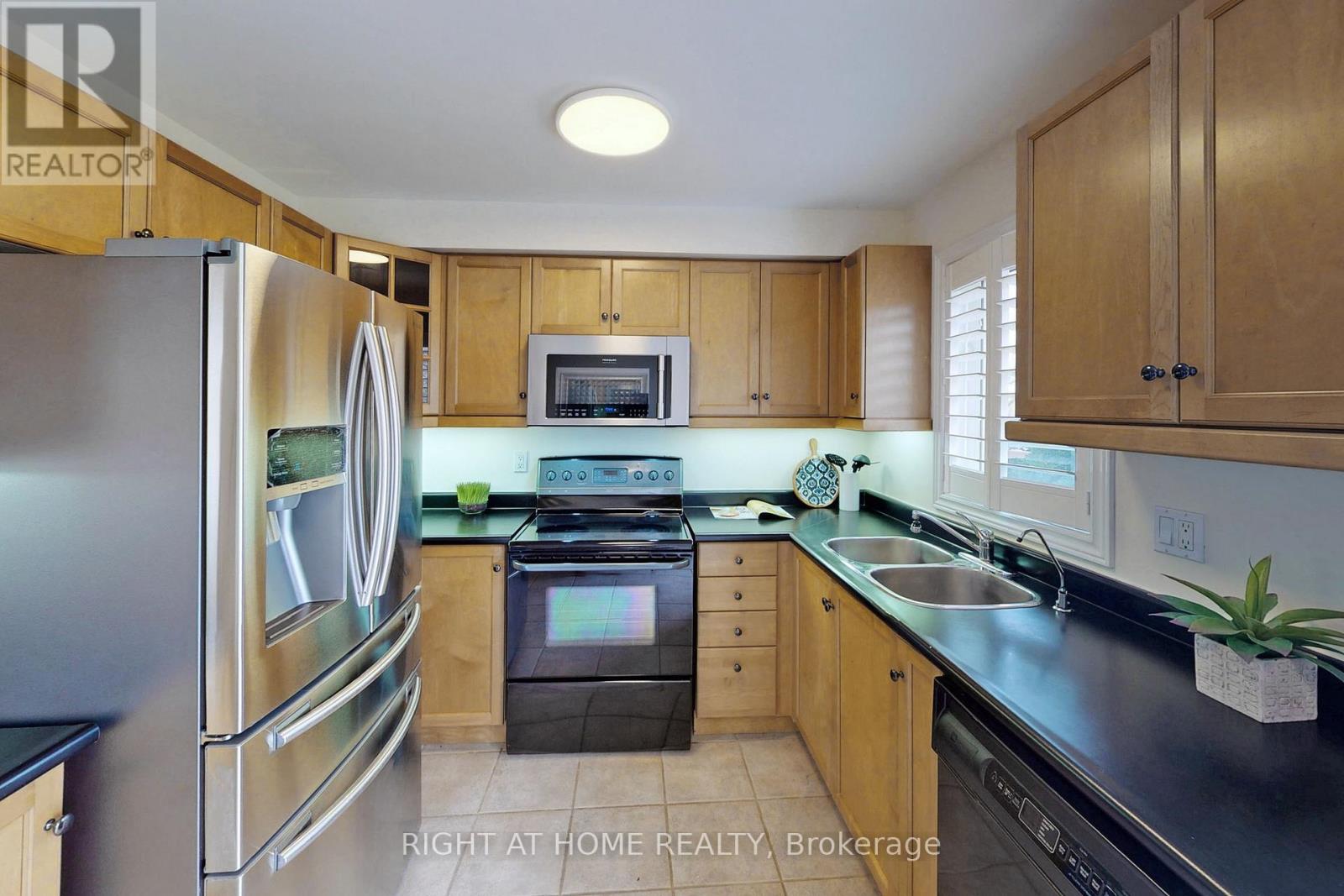 1046 Windbrook Grove, Mississauga, Ontario  L5V 2N7 - Photo 15 - W12759286