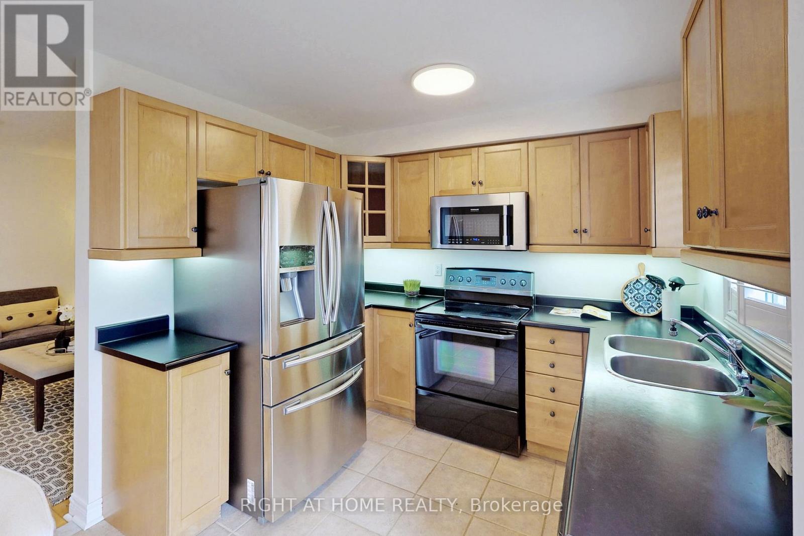 1046 Windbrook Grove, Mississauga, Ontario  L5V 2N7 - Photo 16 - W12759286