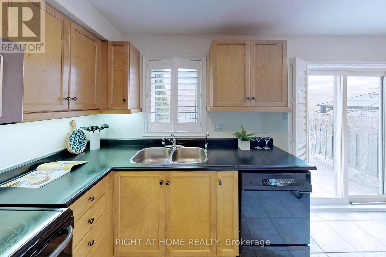 1046 Windbrook Grove, Mississauga, Ontario  L5V 2N7 - Photo 18 - W12759286