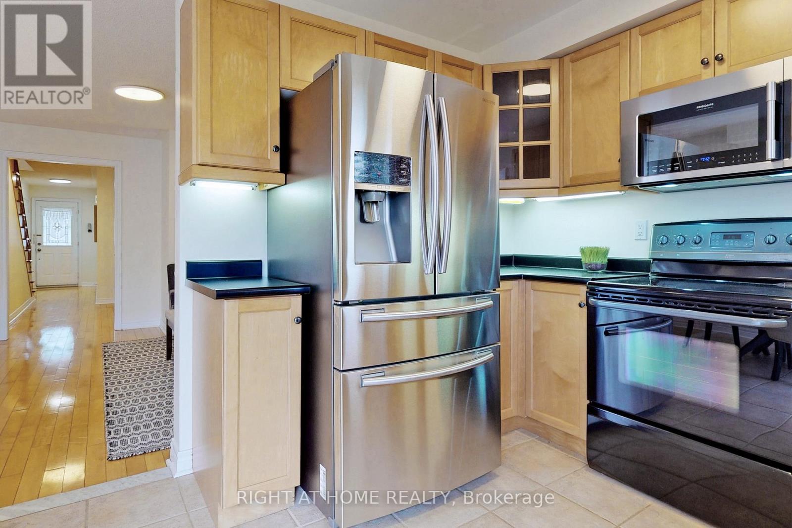 1046 Windbrook Grove, Mississauga, Ontario  L5V 2N7 - Photo 19 - W12759286