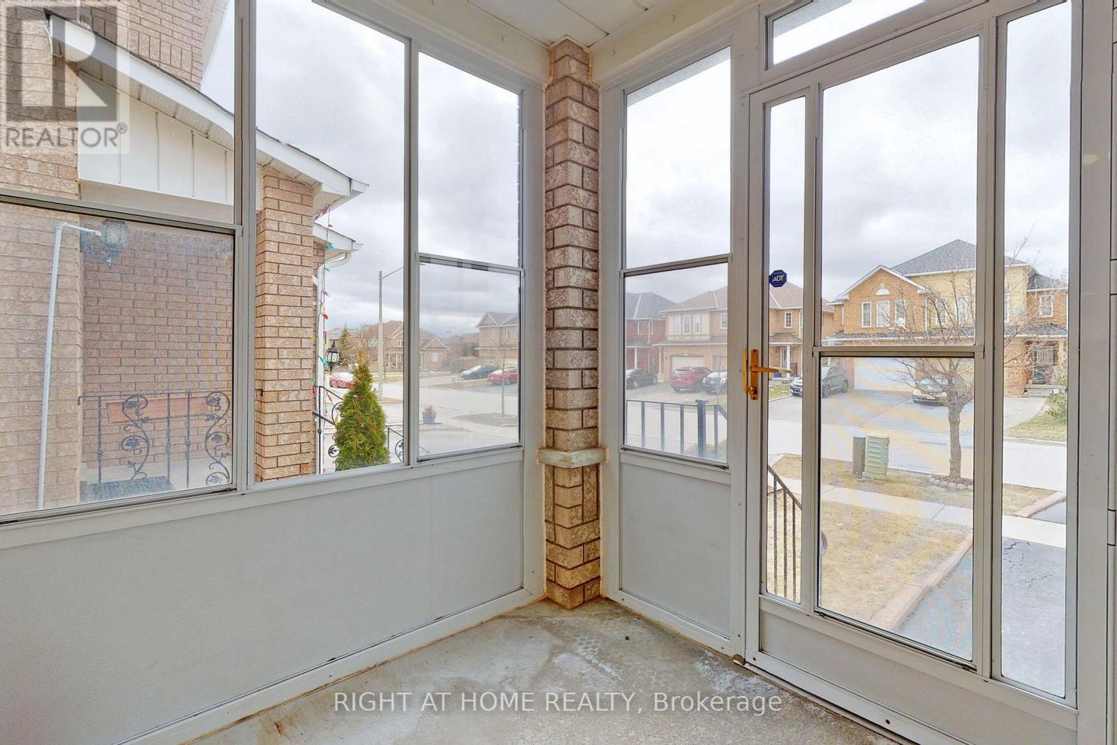 1046 Windbrook Grove, Mississauga, Ontario  L5V 2N7 - Photo 3 - W12759286