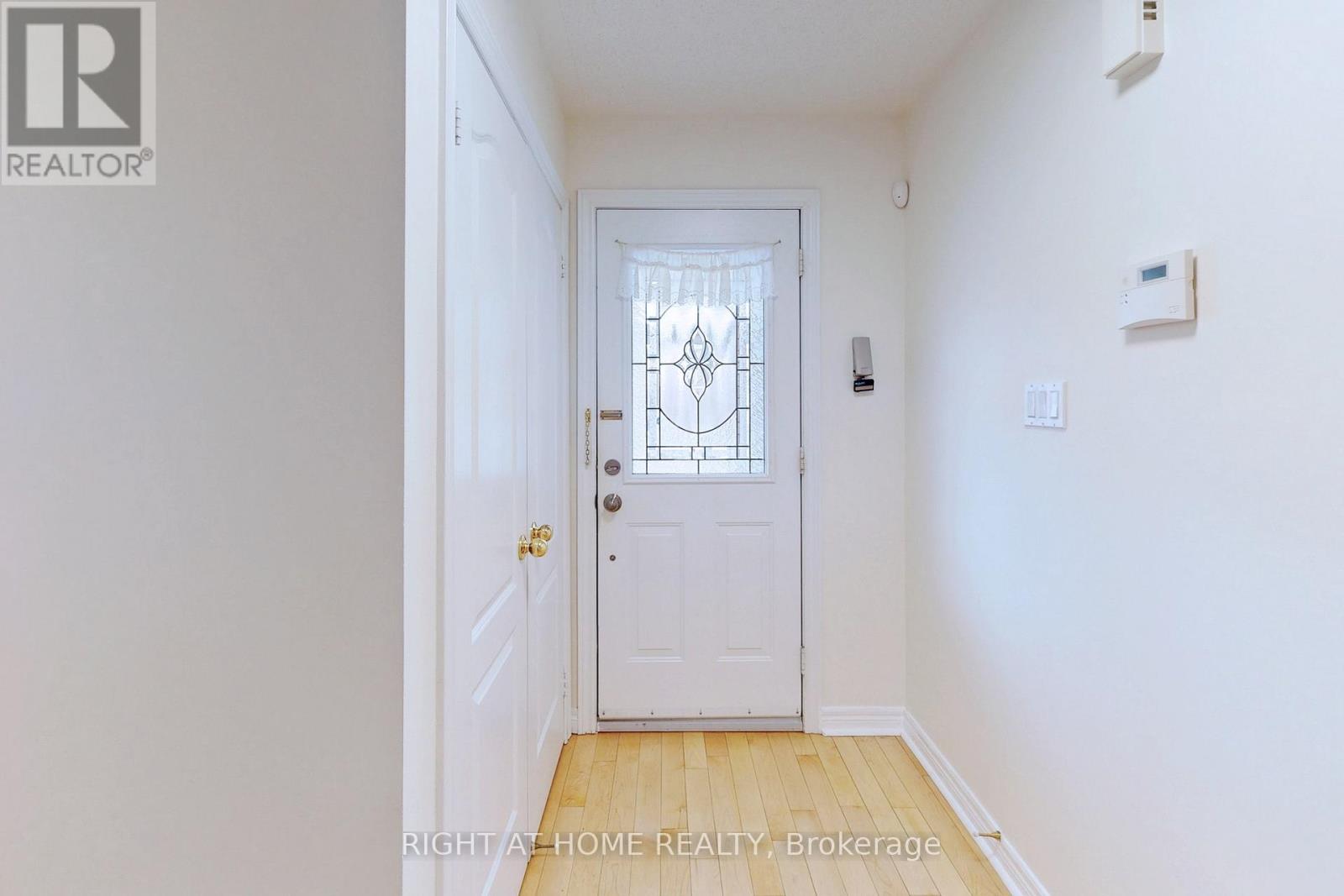 1046 Windbrook Grove, Mississauga, Ontario  L5V 2N7 - Photo 4 - W12759286